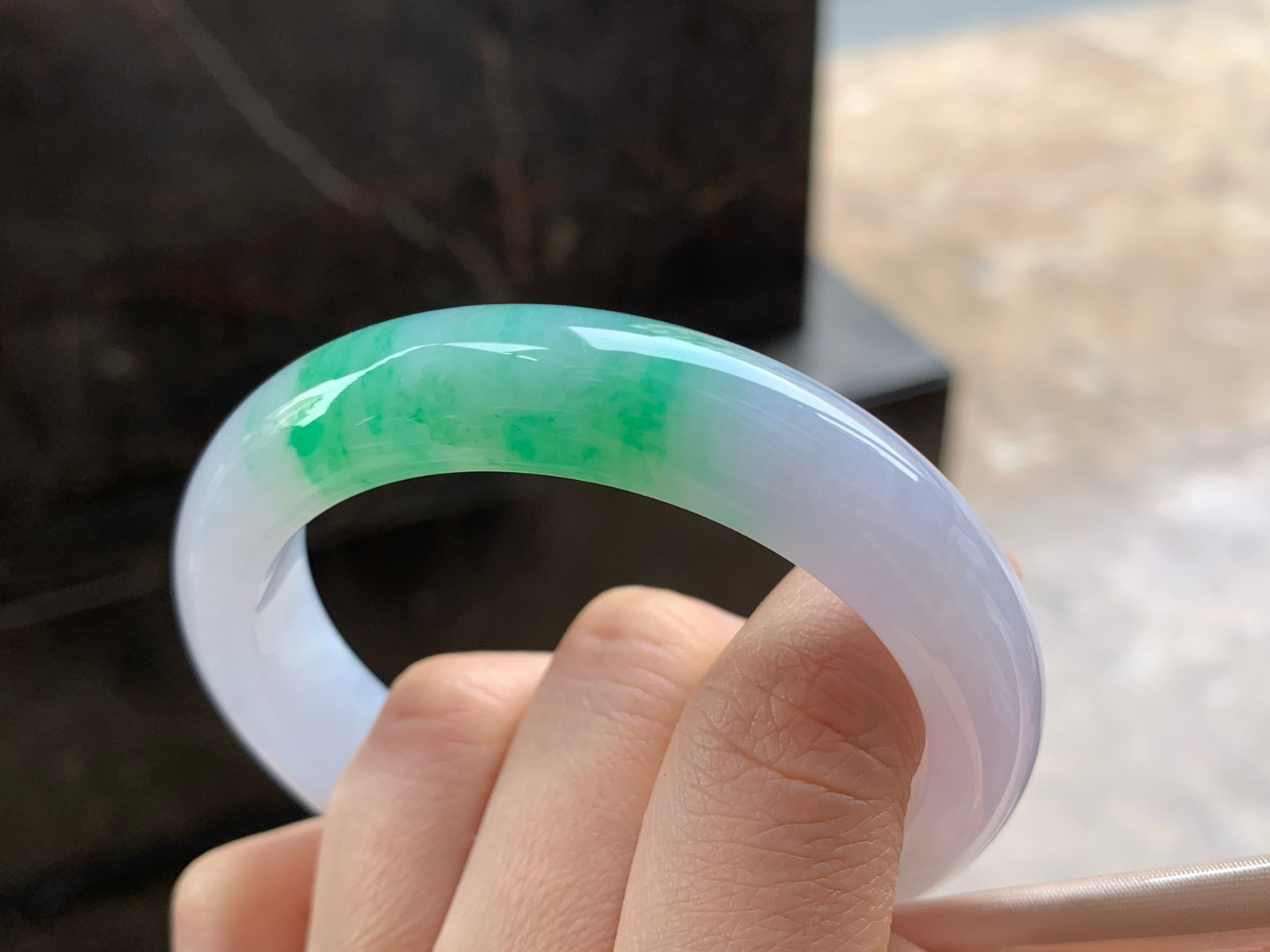 54.5-12.7-8.7

阳绿色手镯^_^玉质温润