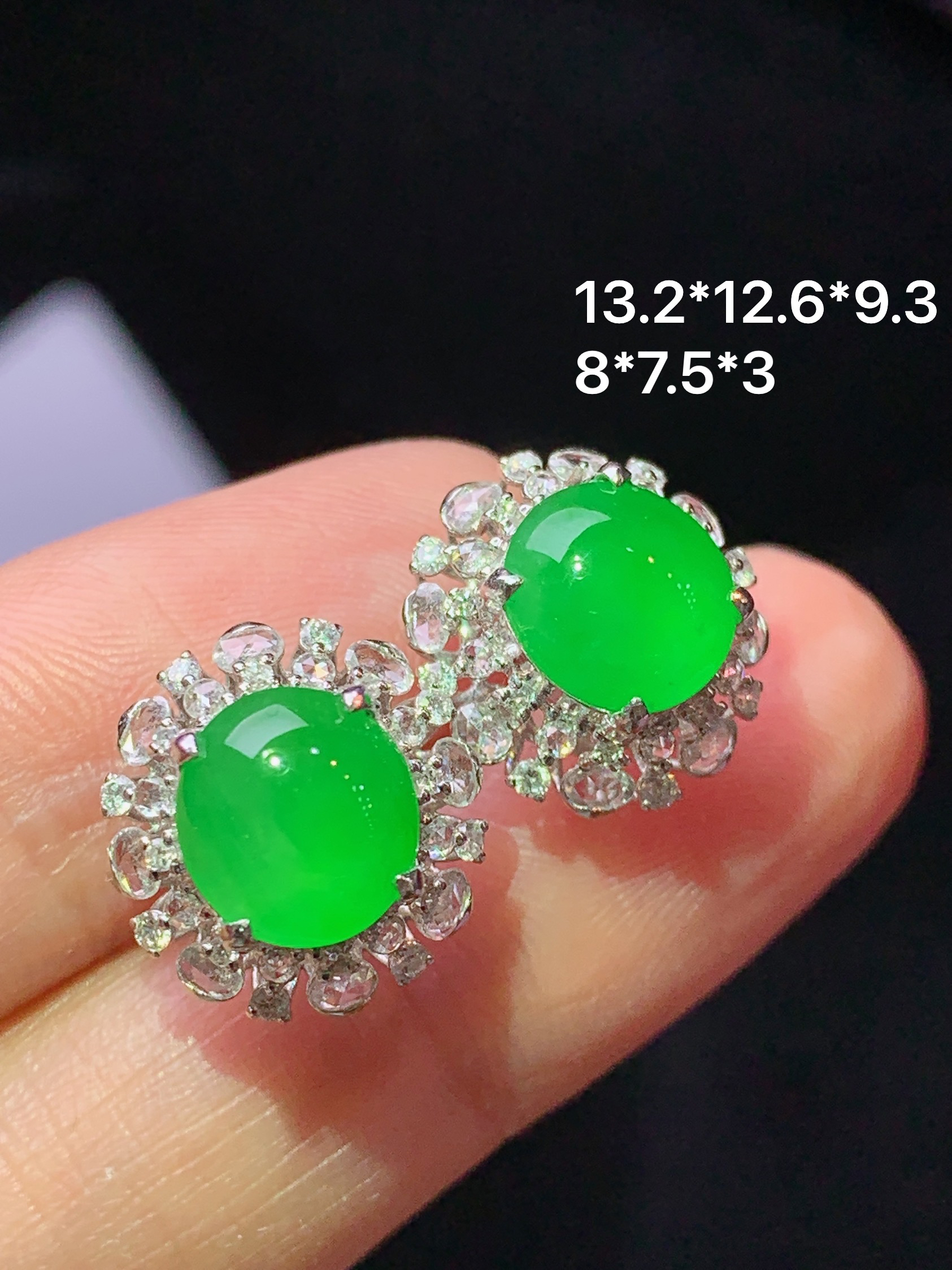 8k金钻镶嵌冰阳绿蛋面耳钉 玉质细腻 色泽艳丽清新 水润亮眼 整体尺寸13.2*12.6*9.3h2