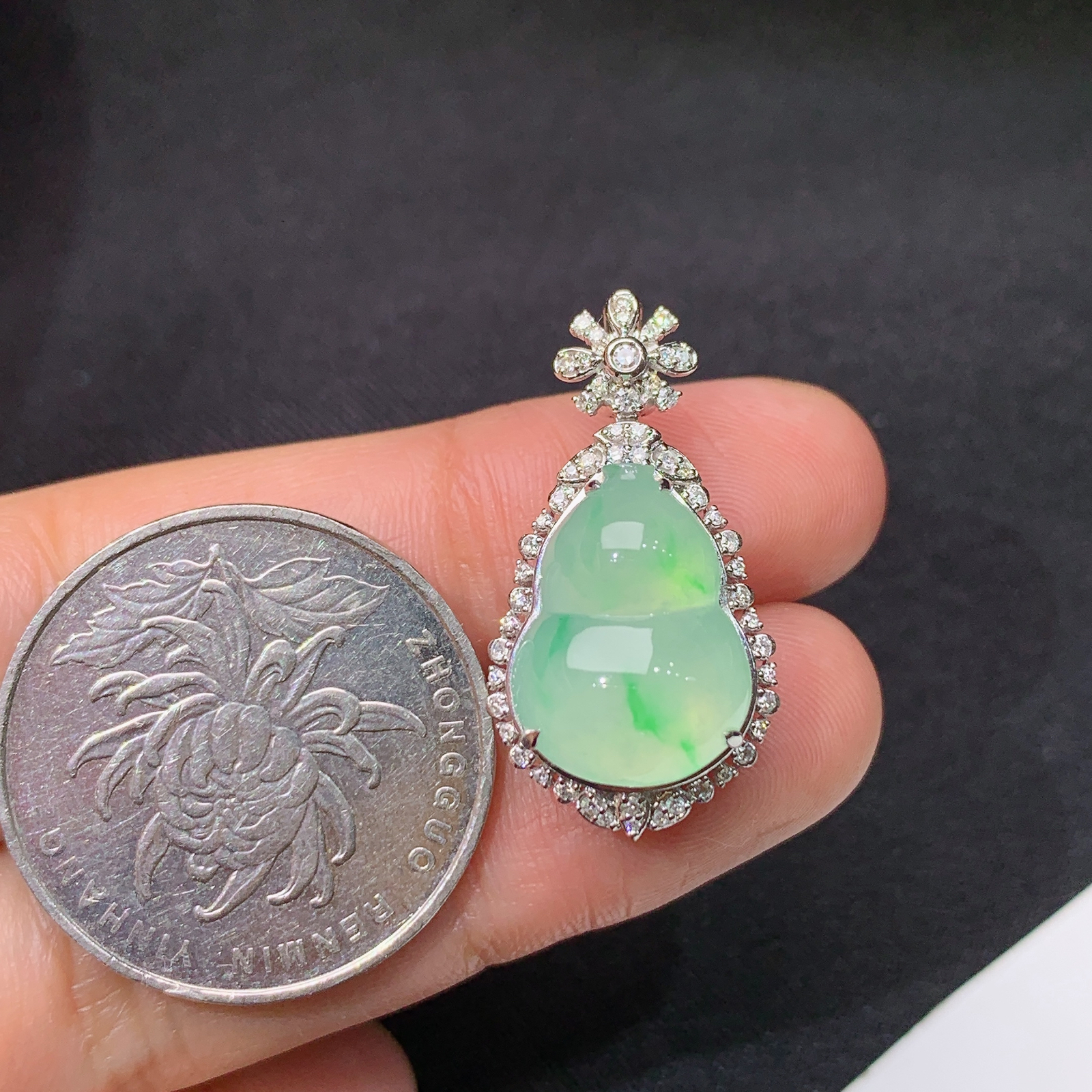 冰飘绿葫芦吊坠，18k金镶嵌，冰润细腻，种水足，Yt 尺寸26.8*14*10.6