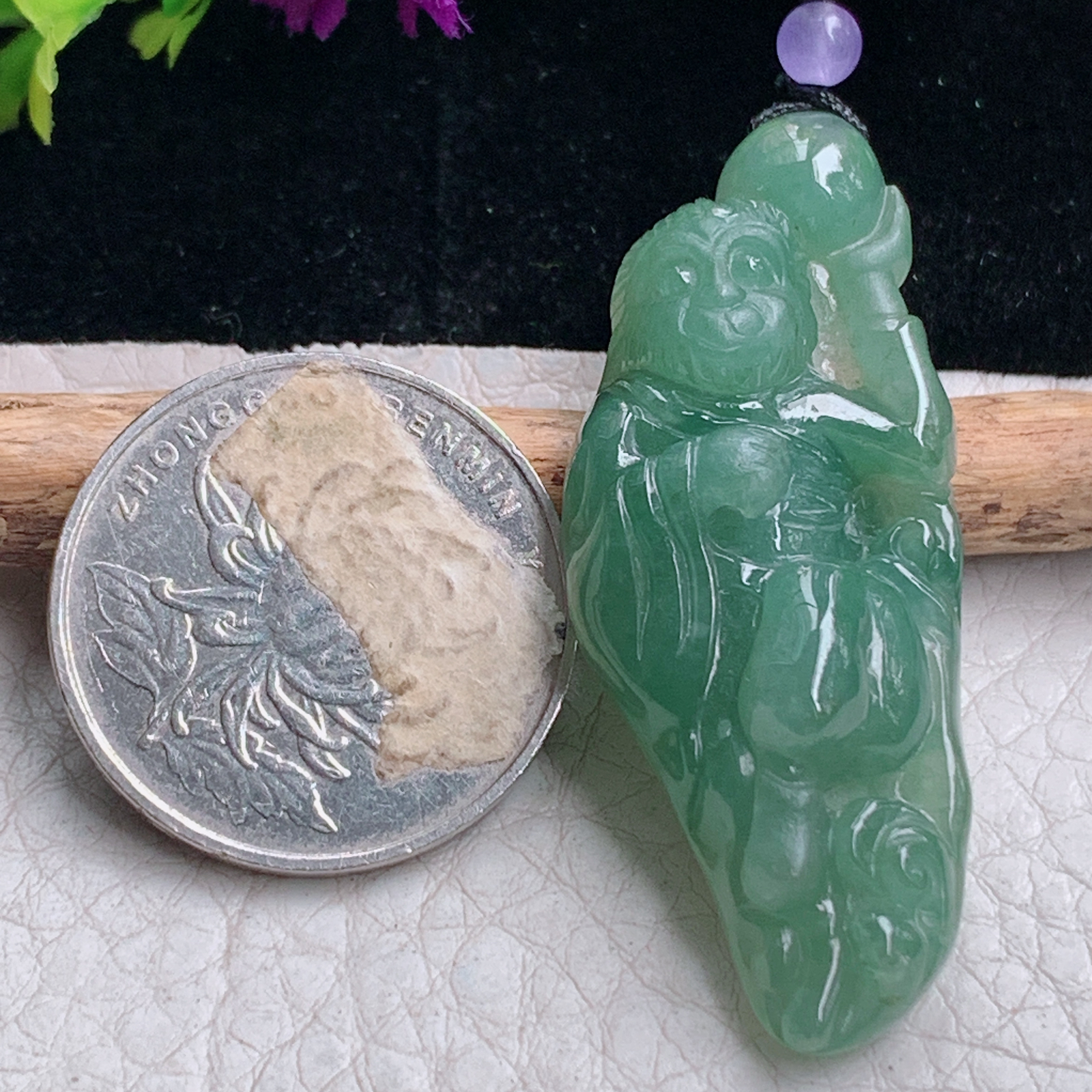 t实拍46.5*18.8*9缅甸翡翠A货精雕满绿灵猴抱寿桃 立体猴玉吊坠 玉挂件