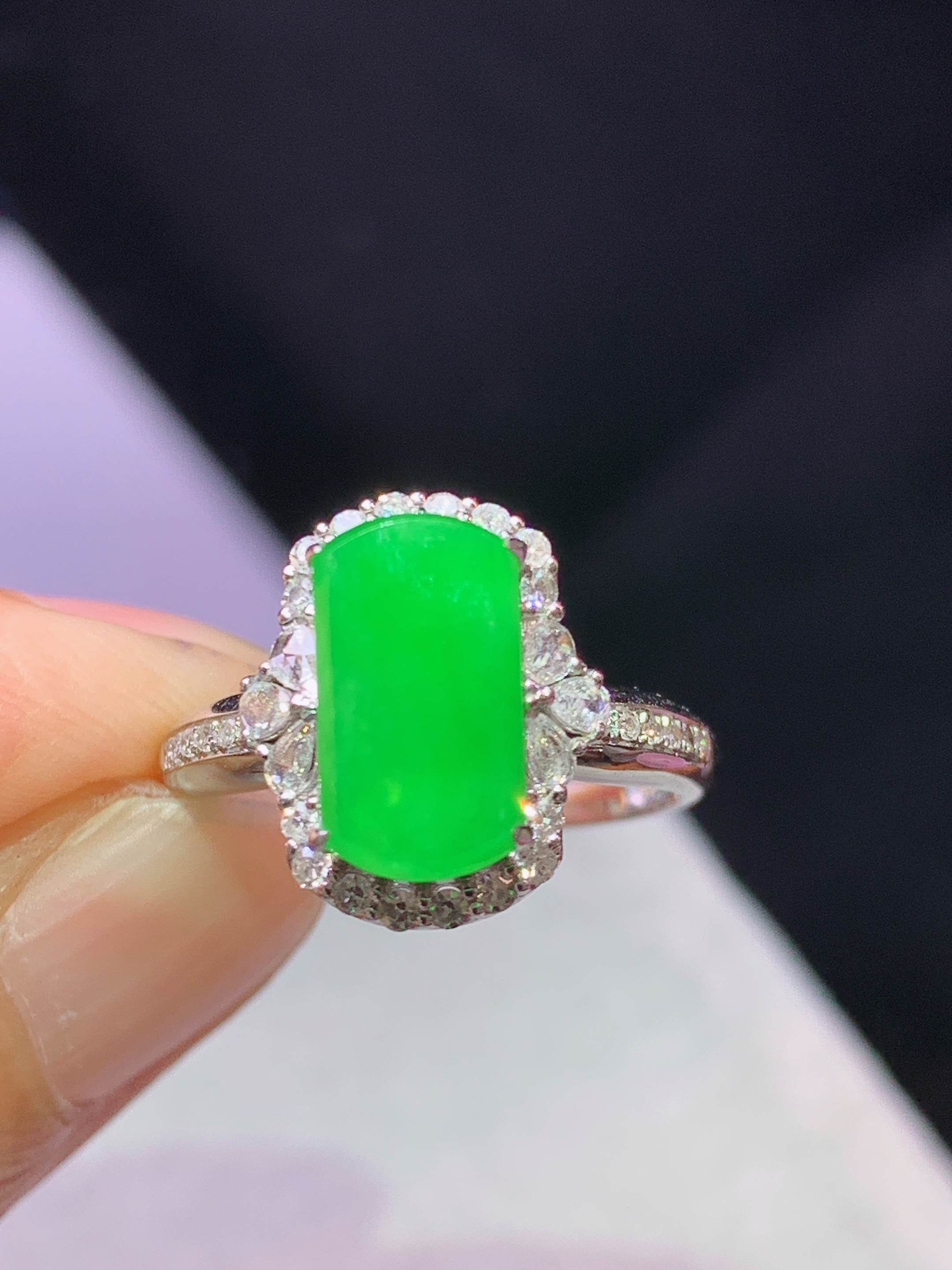 8k金钻镶嵌阳绿无事牌戒指 玉质细腻 色泽艳丽清新 水润亮眼 圈口13.5 整体尺寸13.5*11.