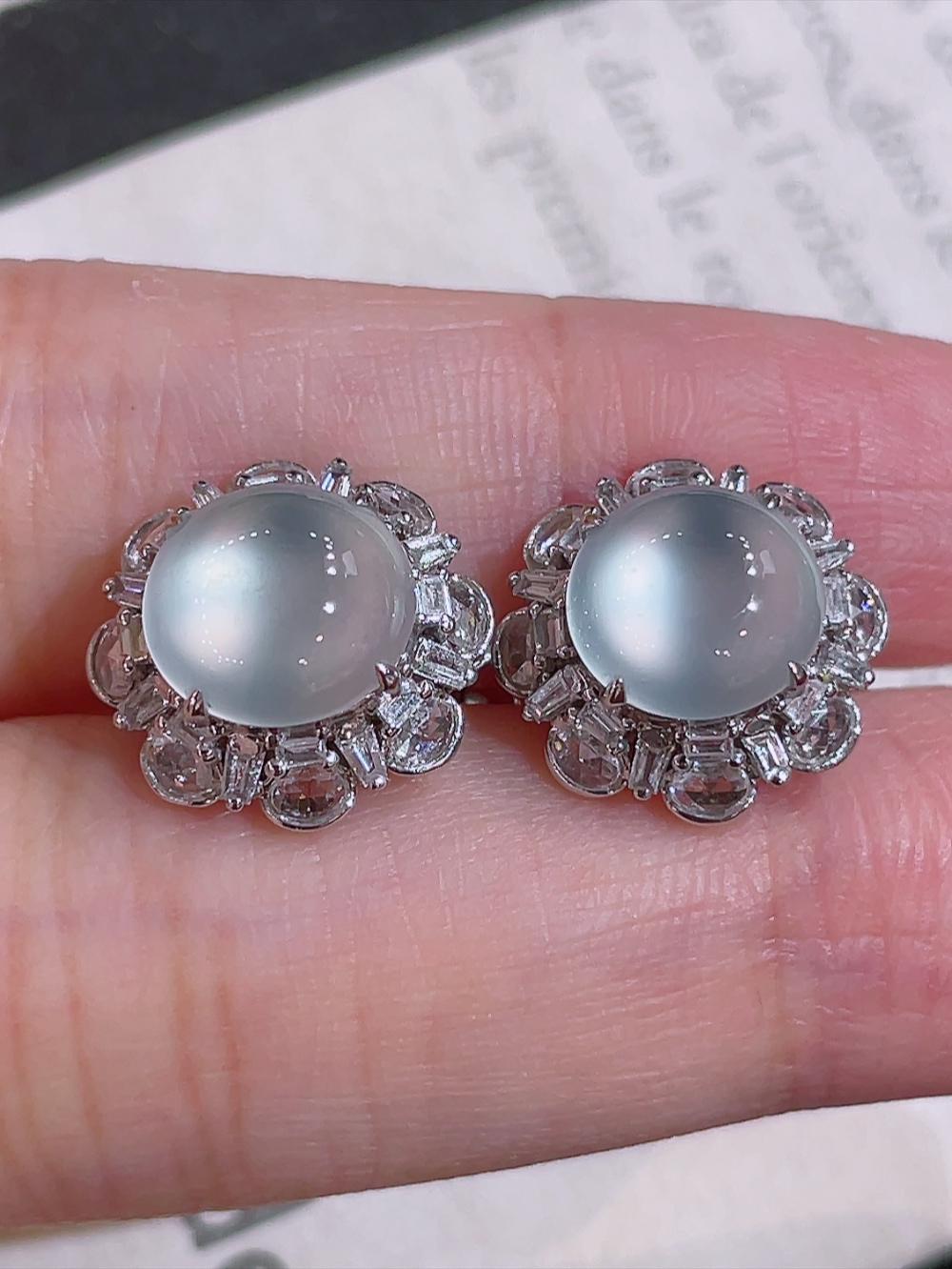 ️高冰玻璃种大鸽子蛋耳包，无裂，18k金镶嵌，种水，重金镶嵌，南非钻镶，厚装饱满，荧光四射，刚性十