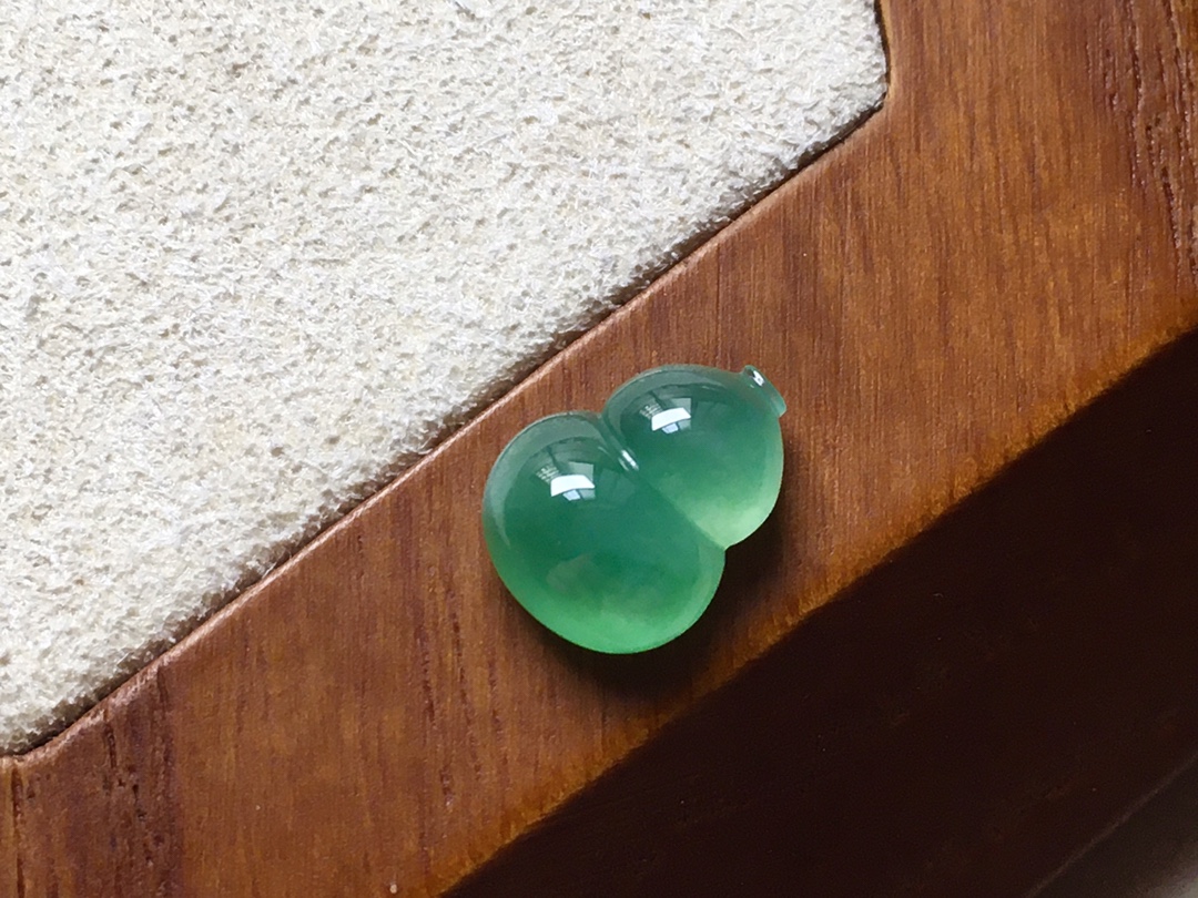 ️ 冰绿葫芦，底色青翠漂亮，厚实讨喜，无裂，尺寸10.8/8.2/4.5