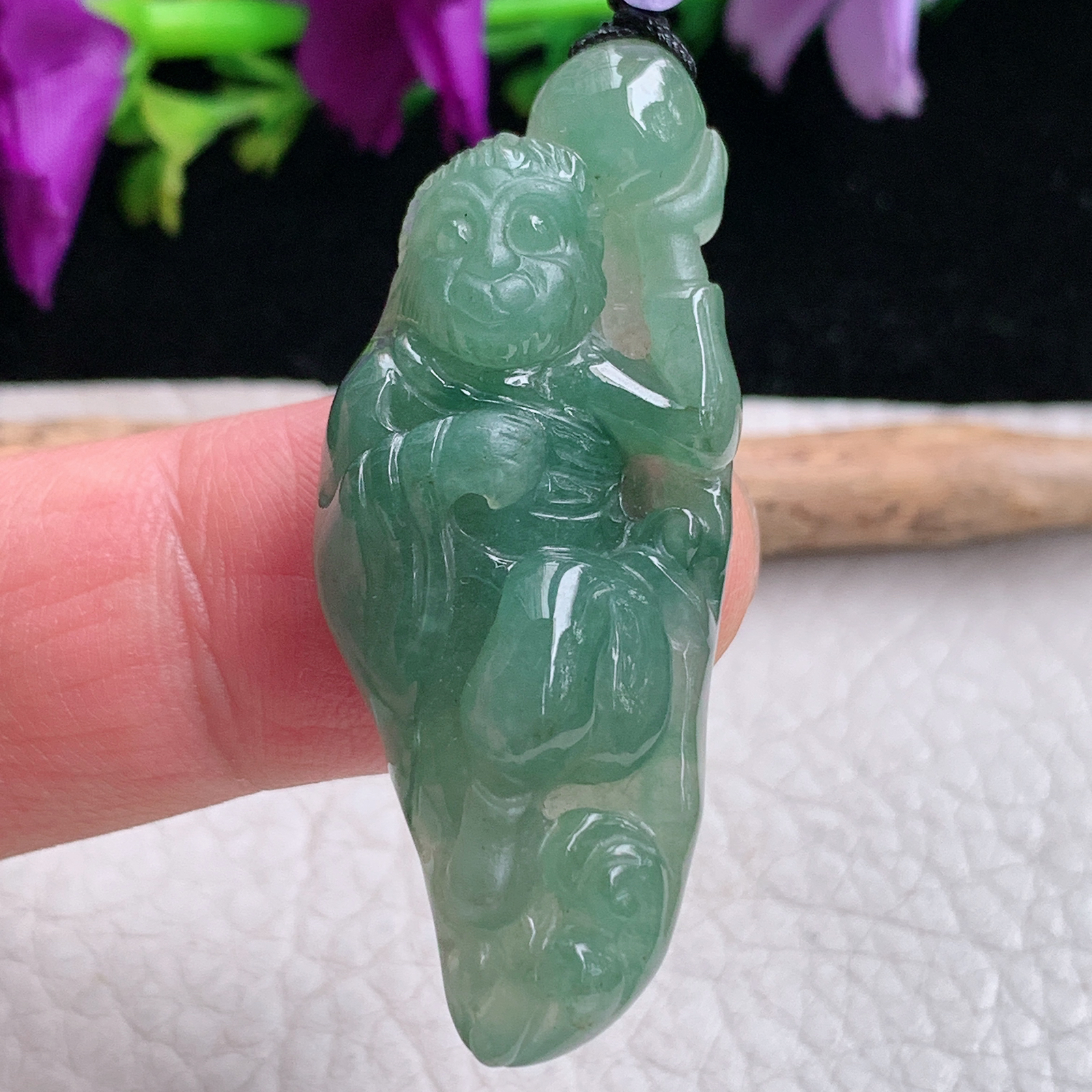 t实拍46.5*18.8*9缅甸翡翠A货精雕满绿灵猴抱寿桃 立体猴玉吊坠 玉挂件