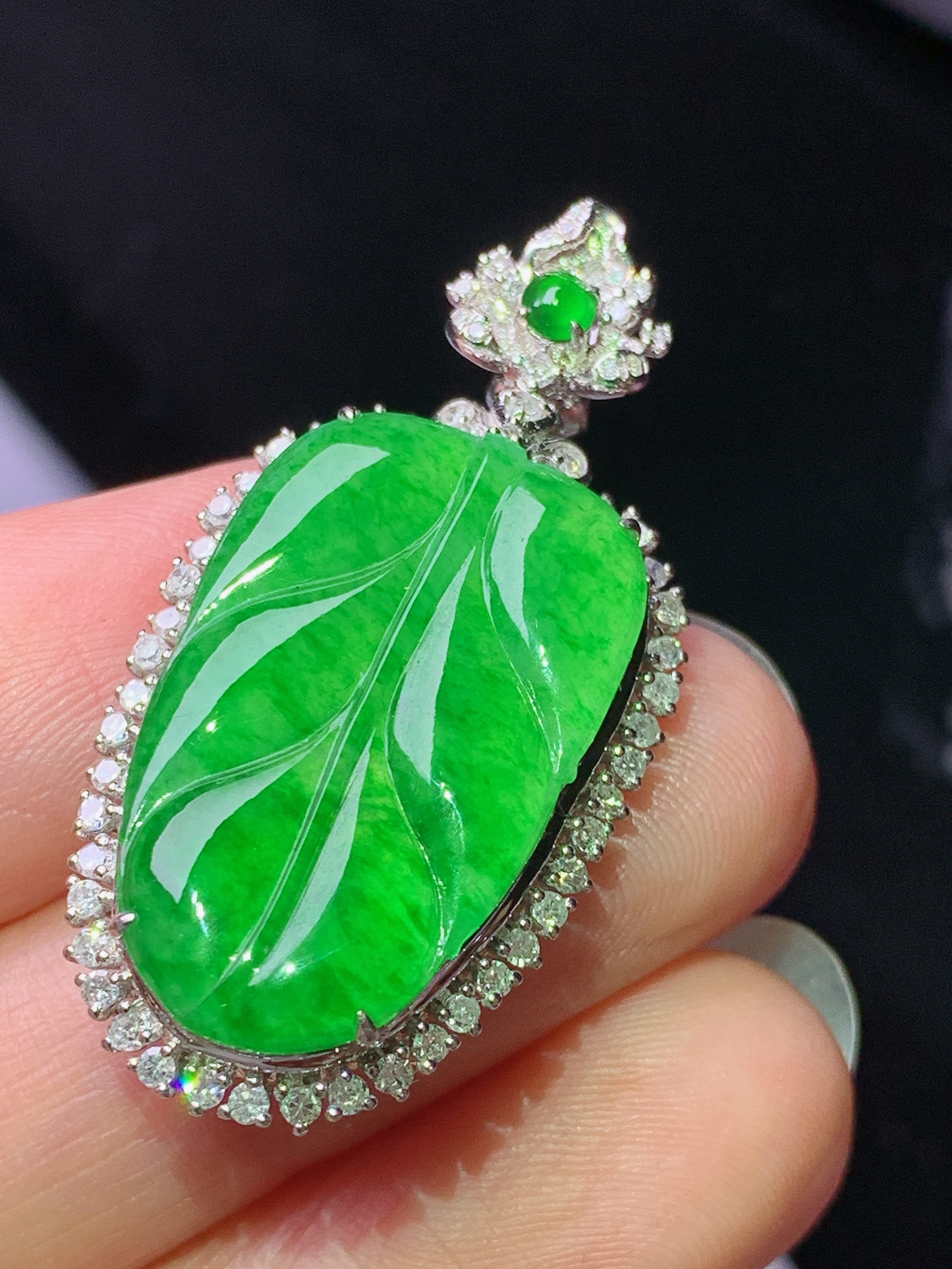 8k金钻镶嵌冰阳绿树叶吊坠 玉质细腻 色泽艳丽清新 水润亮眼 整体尺寸36.8*18.3*6.8h1