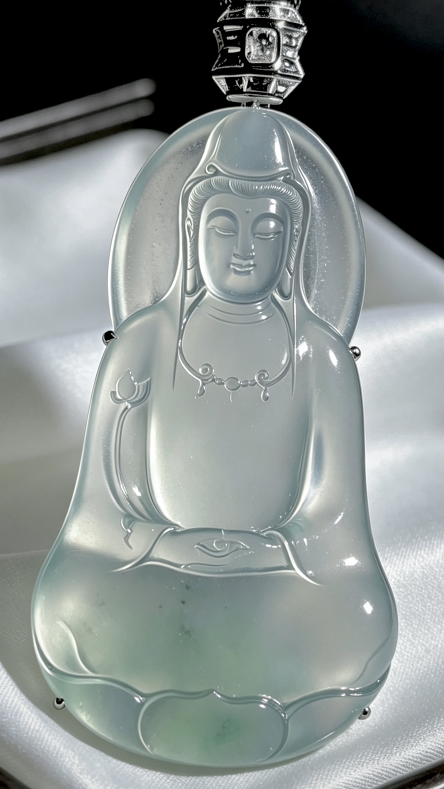 【莲心无尘·观自在·观音菩萨】
裸石77-44.2-6mm，
整体88-44-8mm，43.69g，
18K金，南非钻，