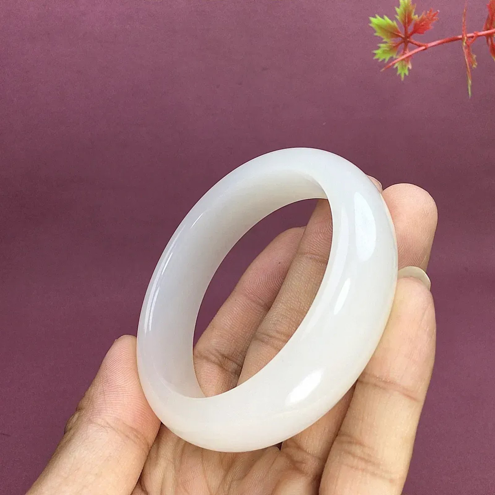 59圈口和田玉羊脂白宽版手镯，镯型古朴典雅。在诗情画意的雨巷相遇，你是我腕间的一抹风情，有你眸有深情.清风荡漾湖间静水，我愿俯身低眉，在烟波涟漪处寻