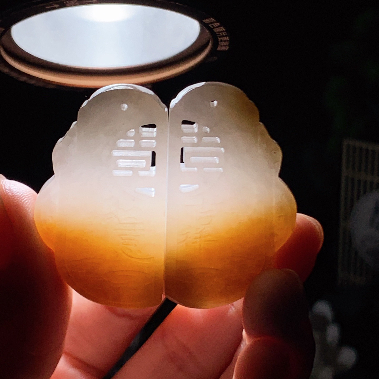 新疆和田玉且末糖仿古龙凤对挂件。尺寸41/23/6重24.5克 玉质细腻油润。手推出油。佩戴高端典雅。lt251227