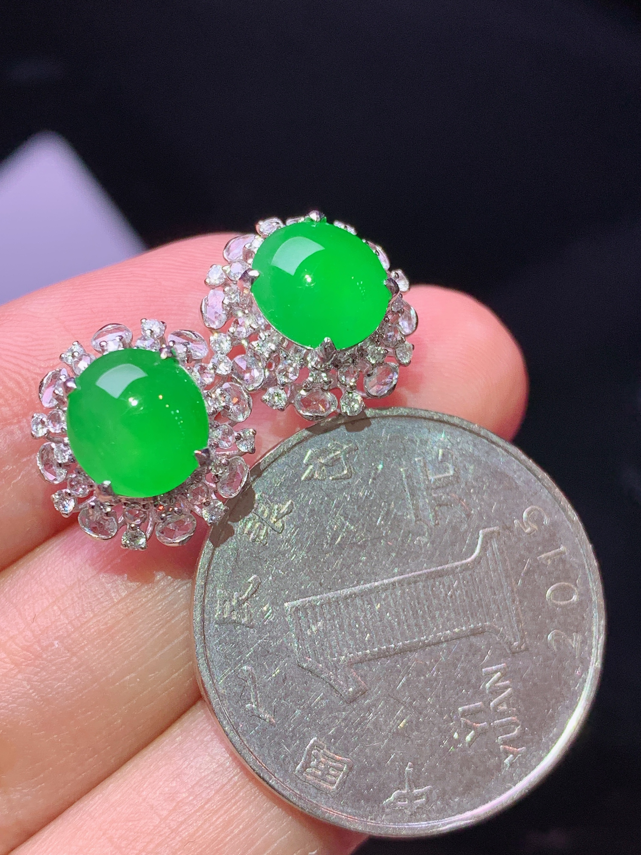 8k金钻镶嵌冰阳绿蛋面耳钉 玉质细腻 色泽艳丽清新 水润亮眼 整体尺寸13.2*12.6*9.3h2