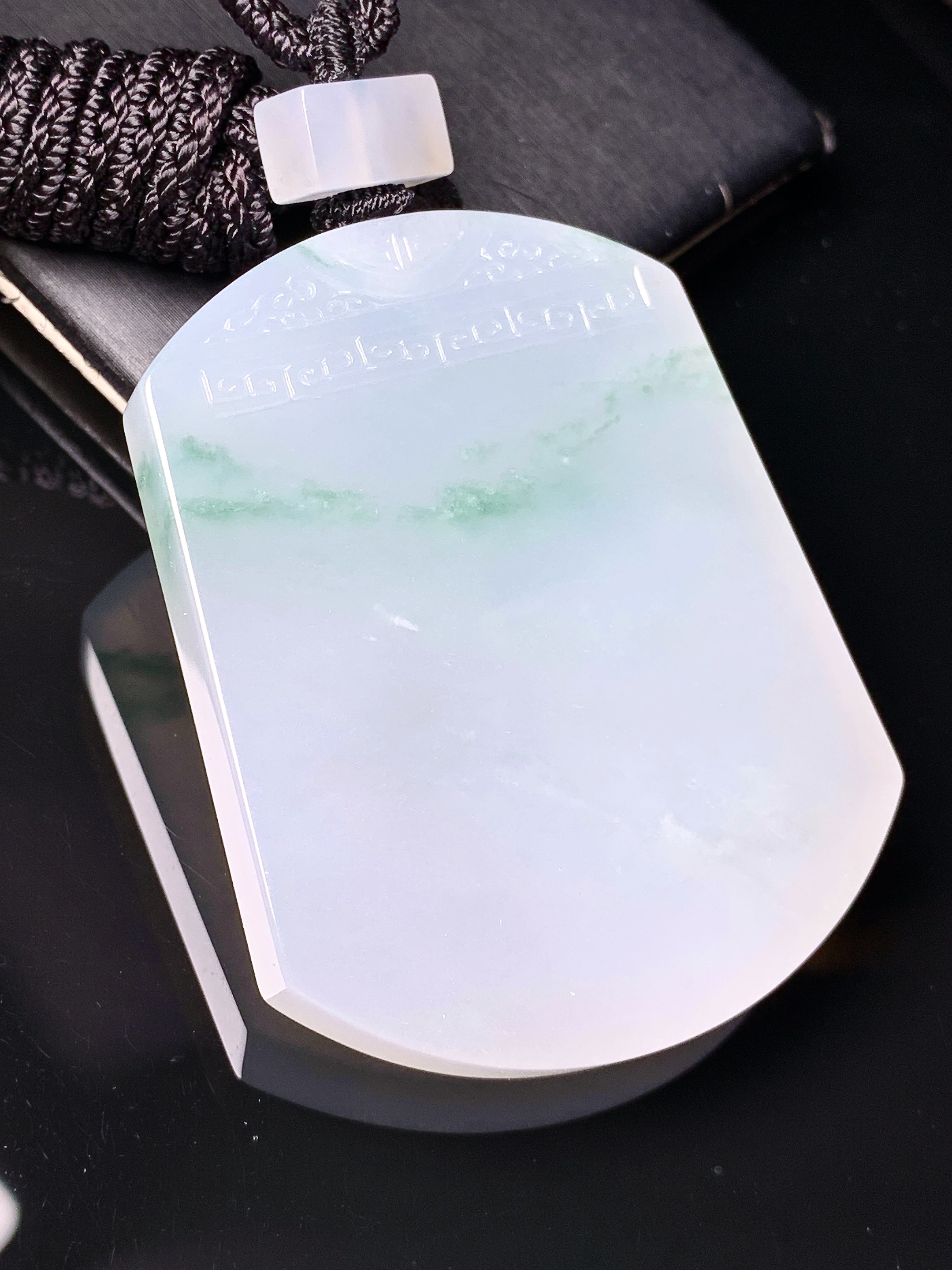 飘绿无事牌吊坠 玉质细腻 色泽艳丽清新 水润亮眼 整体尺寸52.2*41.3*6.2L1