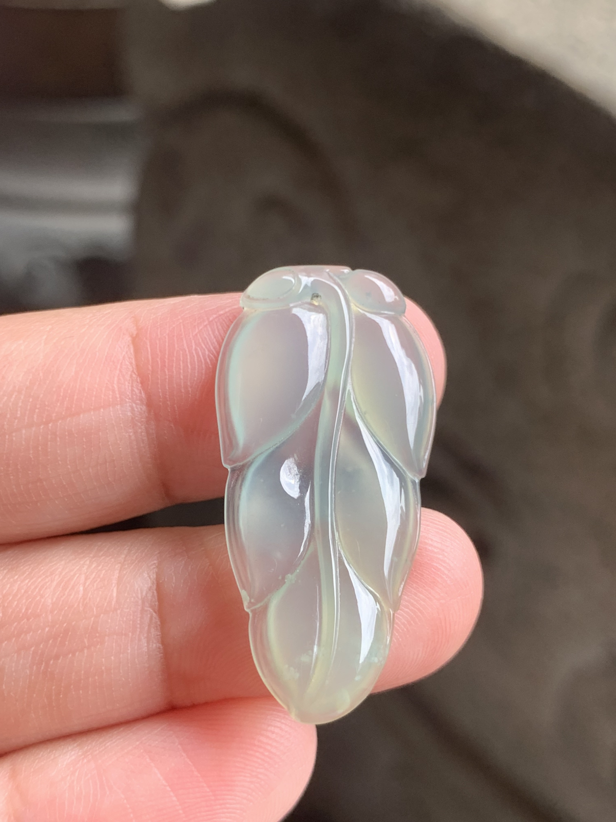 高冰晴底叶子尺寸34.5*17*3.5 整体是高冰晴水的底子，冰透莹润，像一块凝住的晨露，水头足到光线下都透着起光感，玉质细腻得几乎看不到棉感，晴水的淡绿调温柔得像春日的湖面，自带朦胧的清透感。叶子的雕工利落流畅，叶脉清晰分明，把“金枝玉叶、事业有成”的吉祥寓意藏在了细节里，没有多余的修饰，只靠冰透的玉质和流畅的线条，把清冷雅致的气质拉满