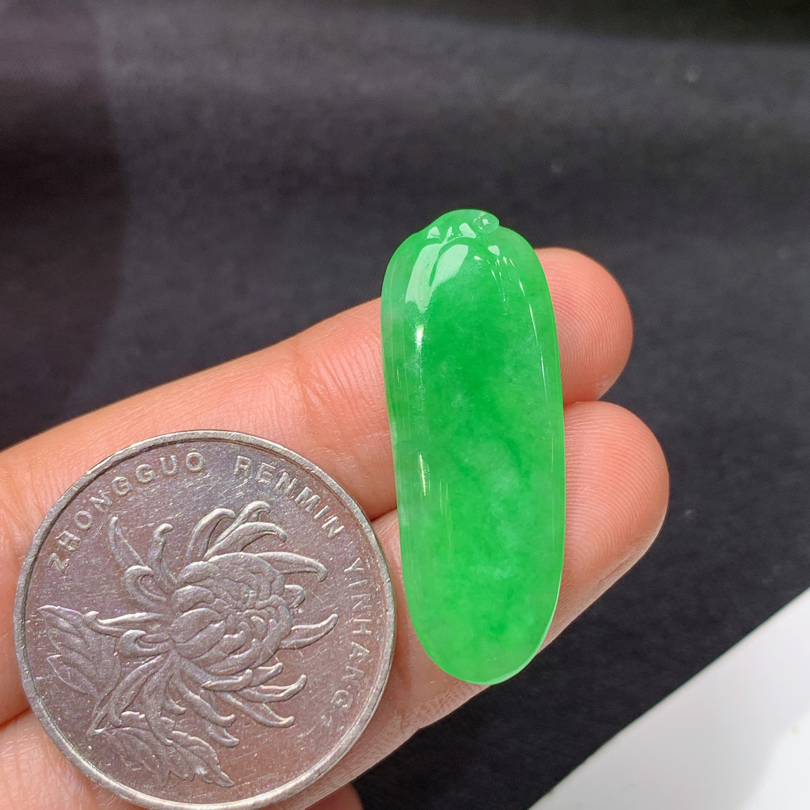 阳绿福瓜，镶嵌佳品，冰润色阳，种水足，Ht 尺寸30.7*11.6*3.5