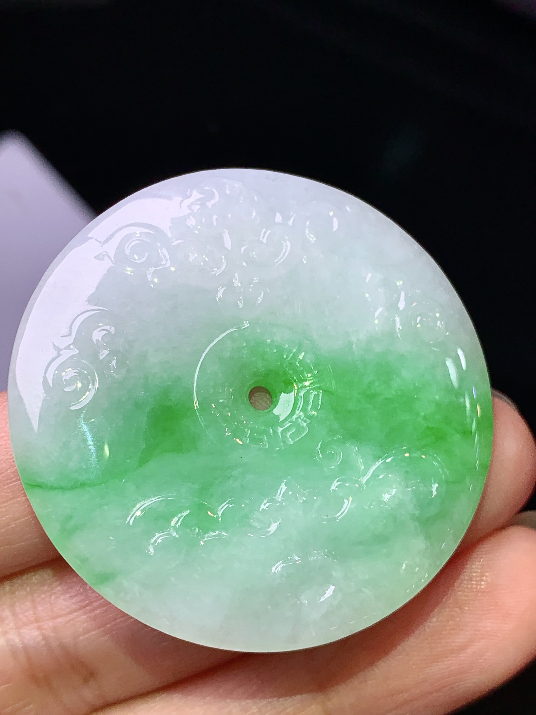 飘绿平安扣吊坠 玉质细腻 色泽艳丽清新 水润亮眼 整体尺寸44.7*10.8w1