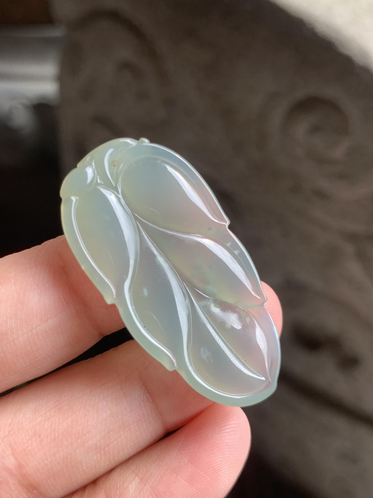 冰晴水叶子尺寸41.5*21.5*4 冰种晴水底润得像一汪春水线条利落又温柔，寓意事业长青、枝繁叶茂，上身清冷显贵，通勤约会都能戴，百搭不挑人