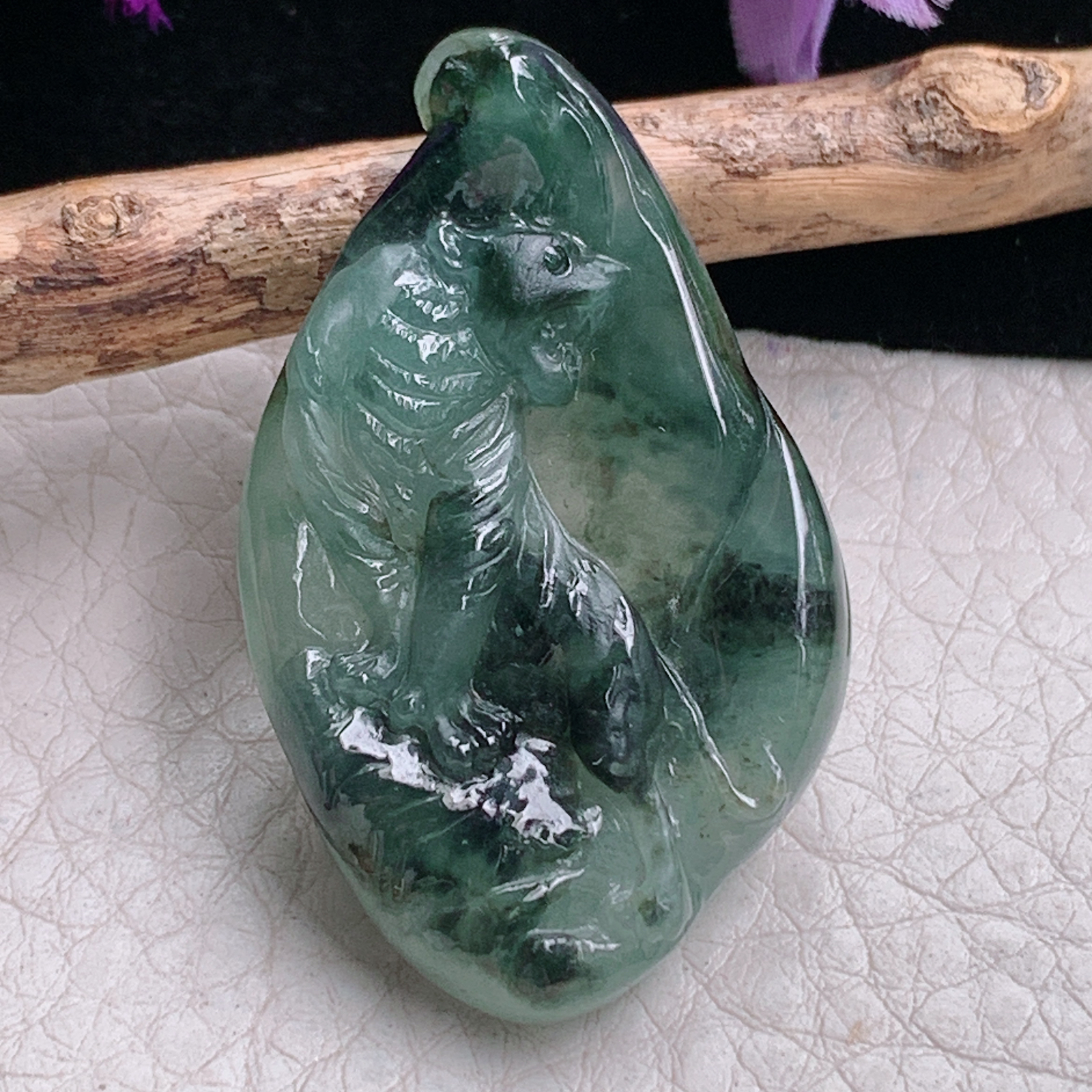 t实拍42.8*25.8*6.8缅甸翡翠A货精雕随形冰飘花上山虎 生肖虎玉吊坠 玉挂件