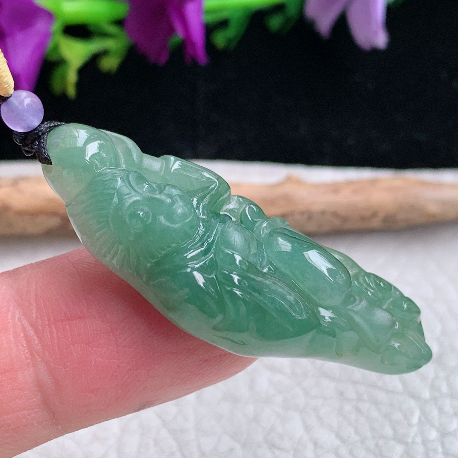 t实拍46.5*18.8*9缅甸翡翠A货精雕满绿灵猴抱寿桃 立体猴玉吊坠 玉挂件