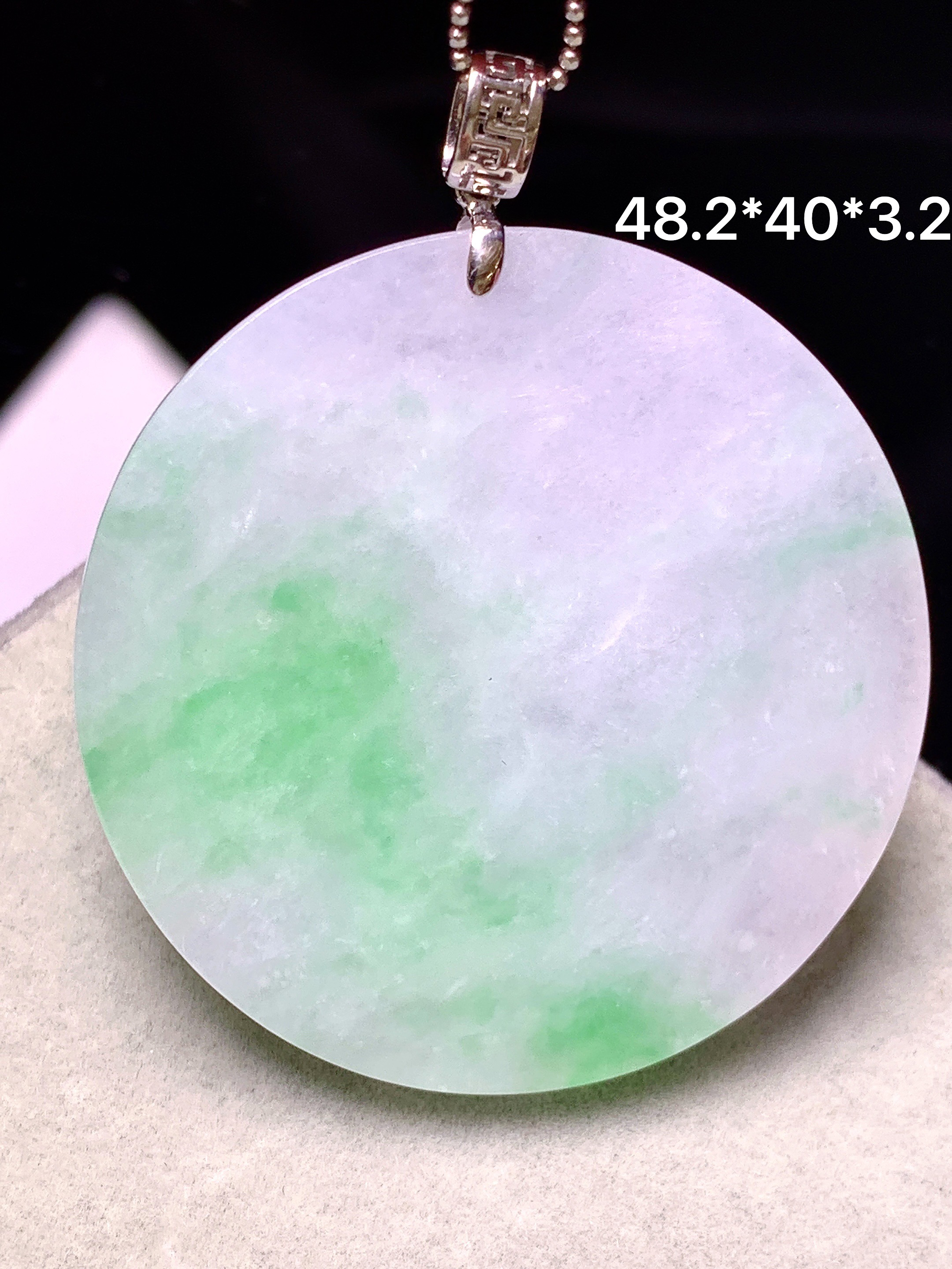 18k金镶嵌飘绿圆牌吊坠 玉质细腻 色泽艳丽清新 水润亮眼 整体尺寸48.2*40*3.2j2