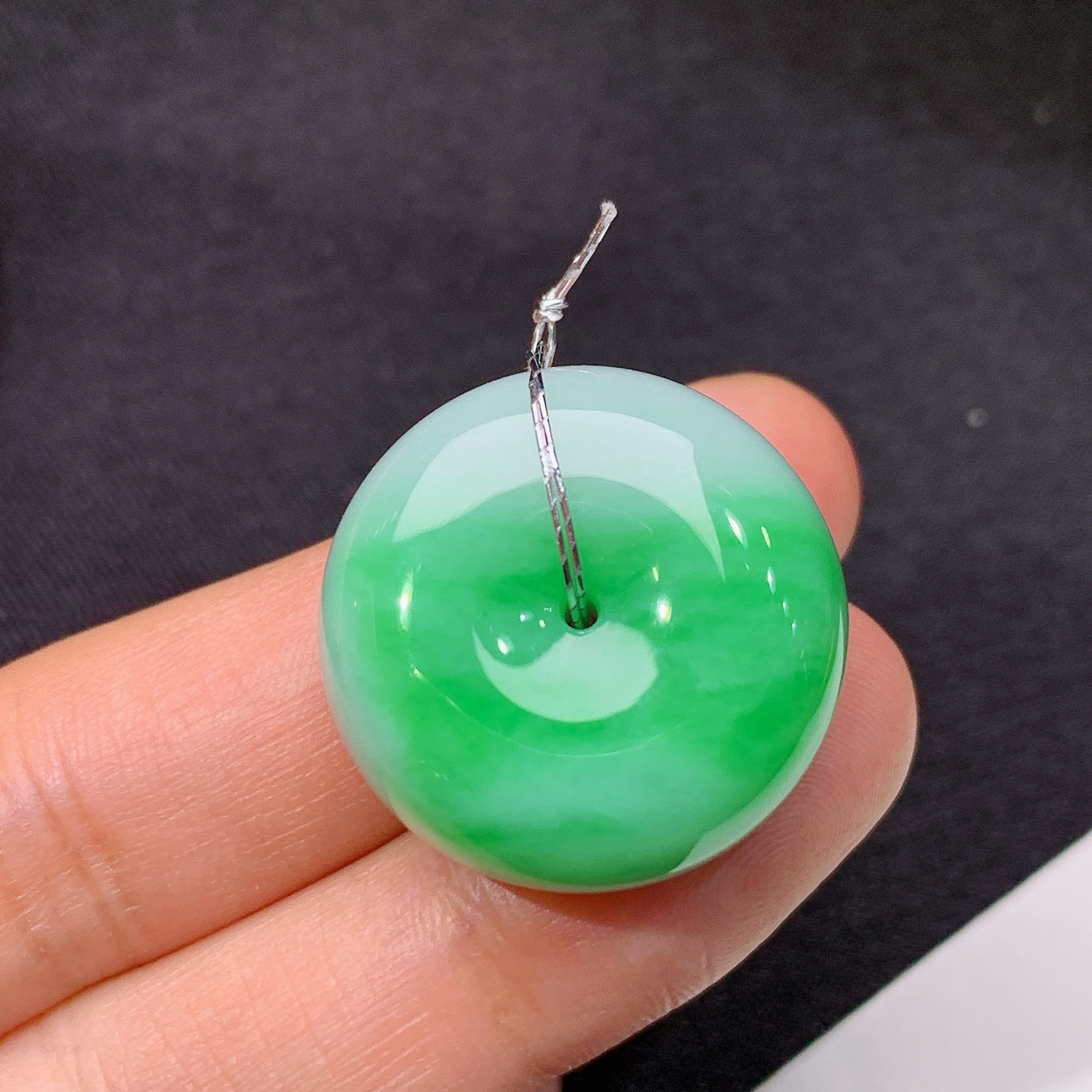 冰飘绿平安扣，冰冰润润，玉质细腻，种水足，Qx 尺寸22.9*11.5