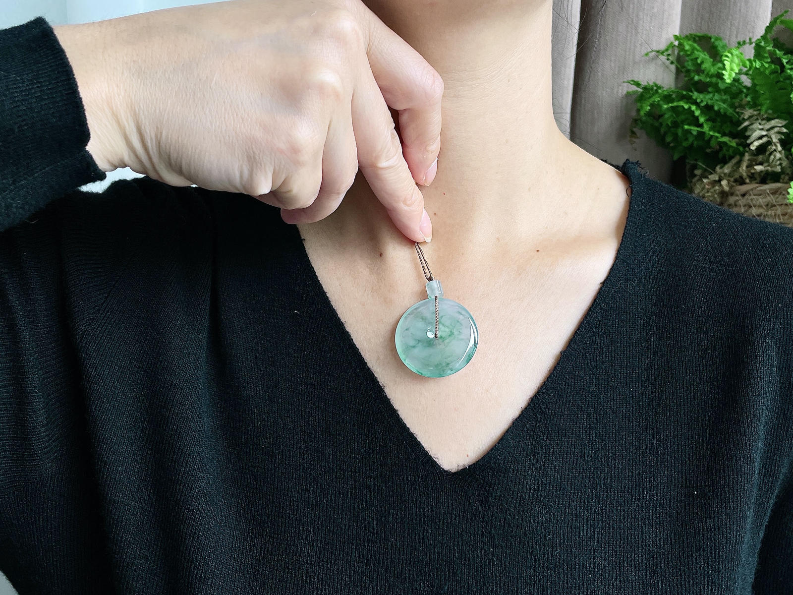 【裸石】高冰飘花平安扣吊坠
【说明】缅料 性价比高 冰润通透
【尺寸】33.8-5.9..