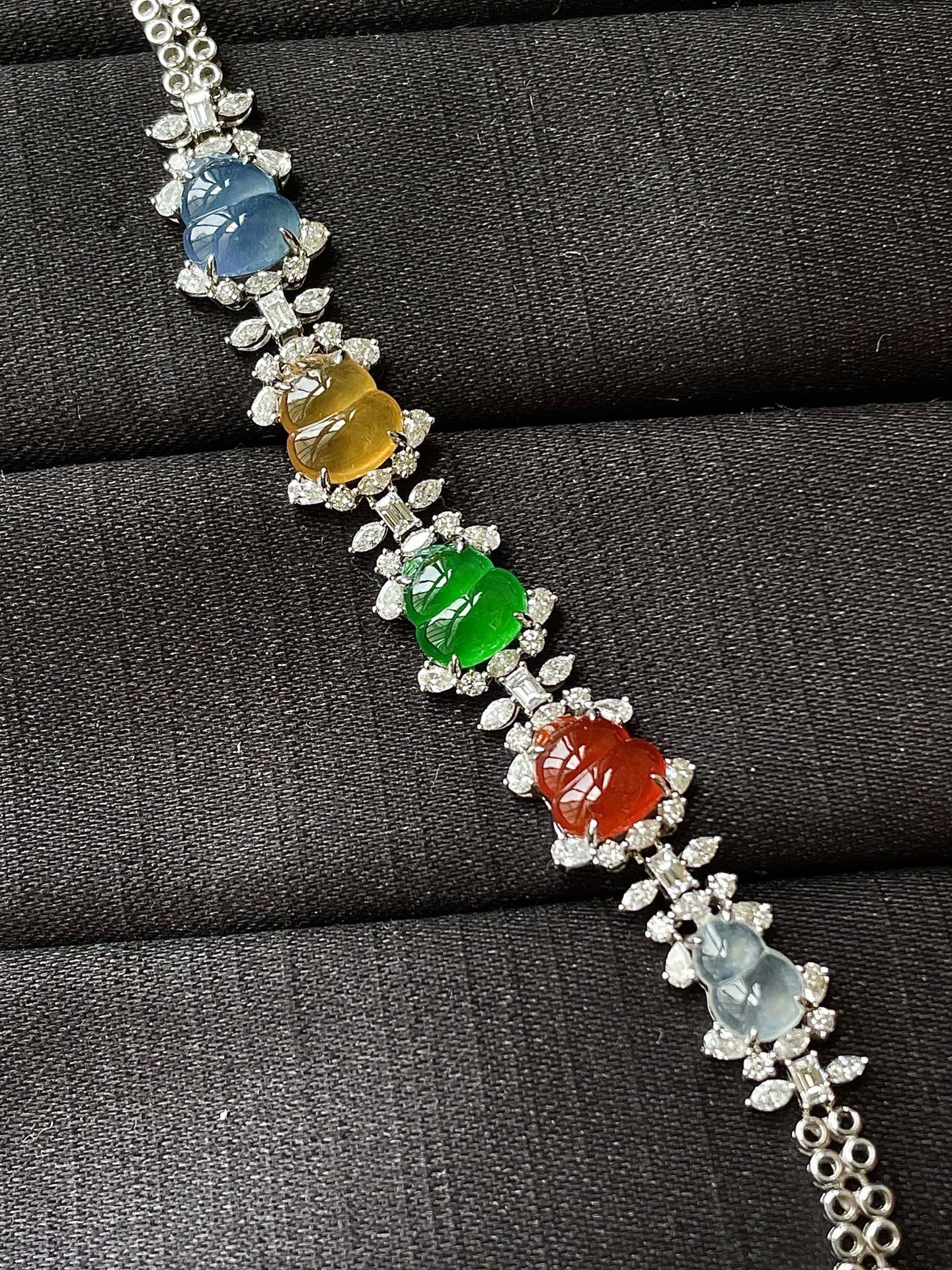 ️，多宝葫芦手链，色辣，18k金镶嵌，饱满水润，，裸石尺寸8/7.5/4，编码0426好数字