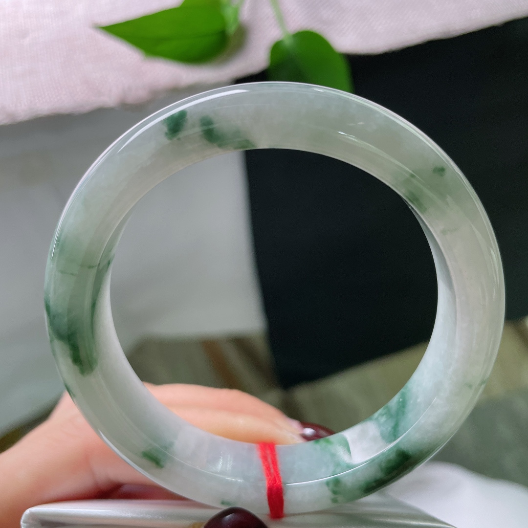 56.6/12.7/8.4，飘花正圈，水润，墨在玉中走，花在水中开。有纹，ss52185a