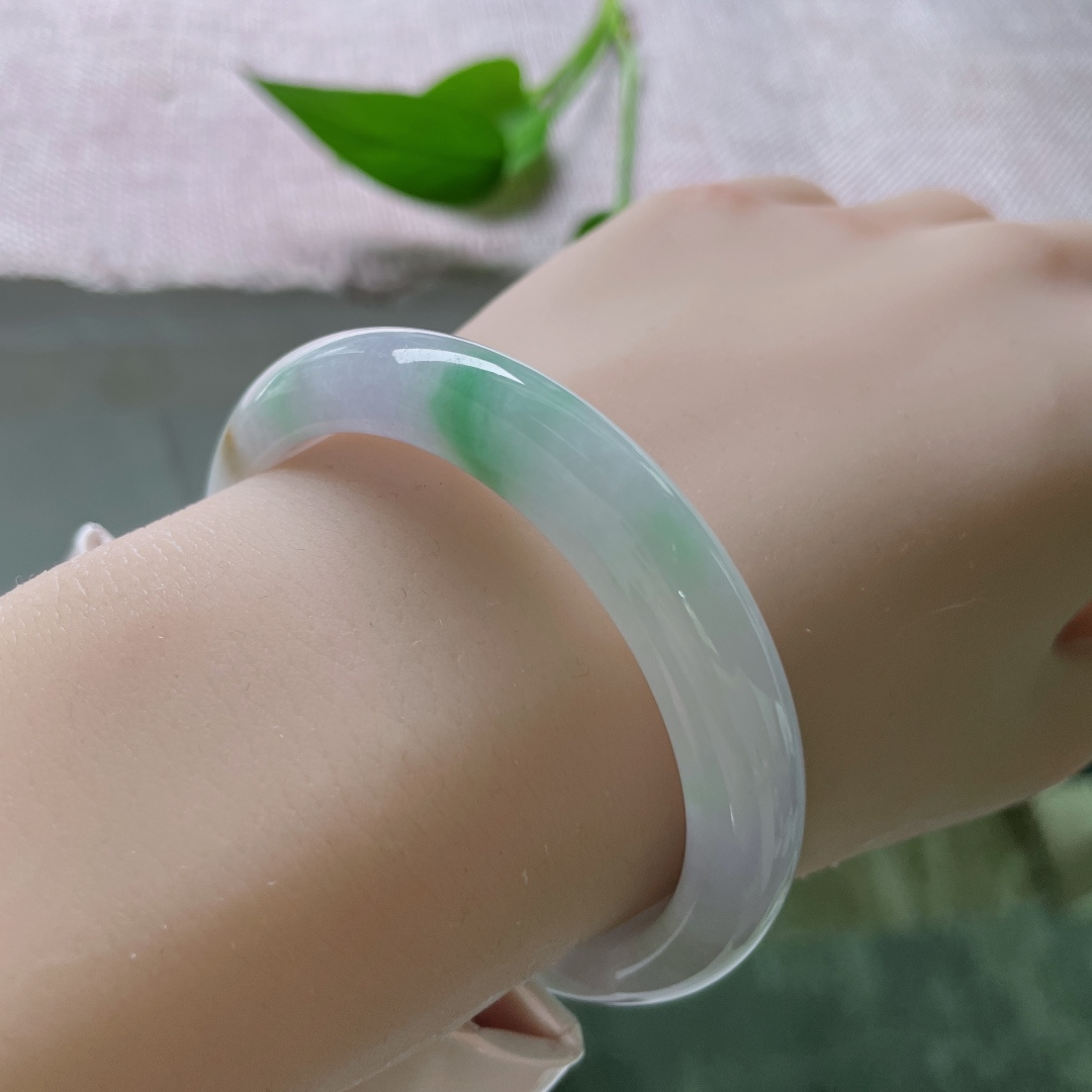 53/9.9/6.9，春带彩正圈，肉质细腻，条形秀气，佩戴轻盈无感，洒金，ss52020a