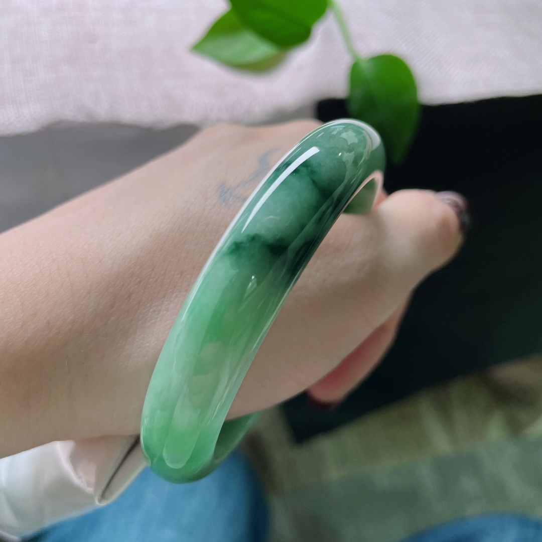 56.6/11.8/7.4飘花正圈，水润细腻，一抹蓝底花，倾心贵气，无裂，ss51324a