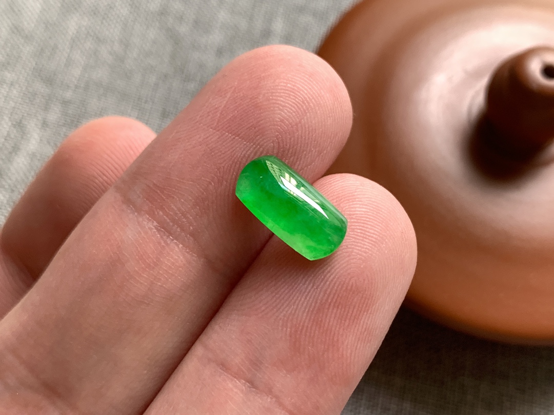 ️ 冰种阳绿马鞍，色泽青翠漂亮，起光感行家货，无裂，尺寸12.6/6.2/4