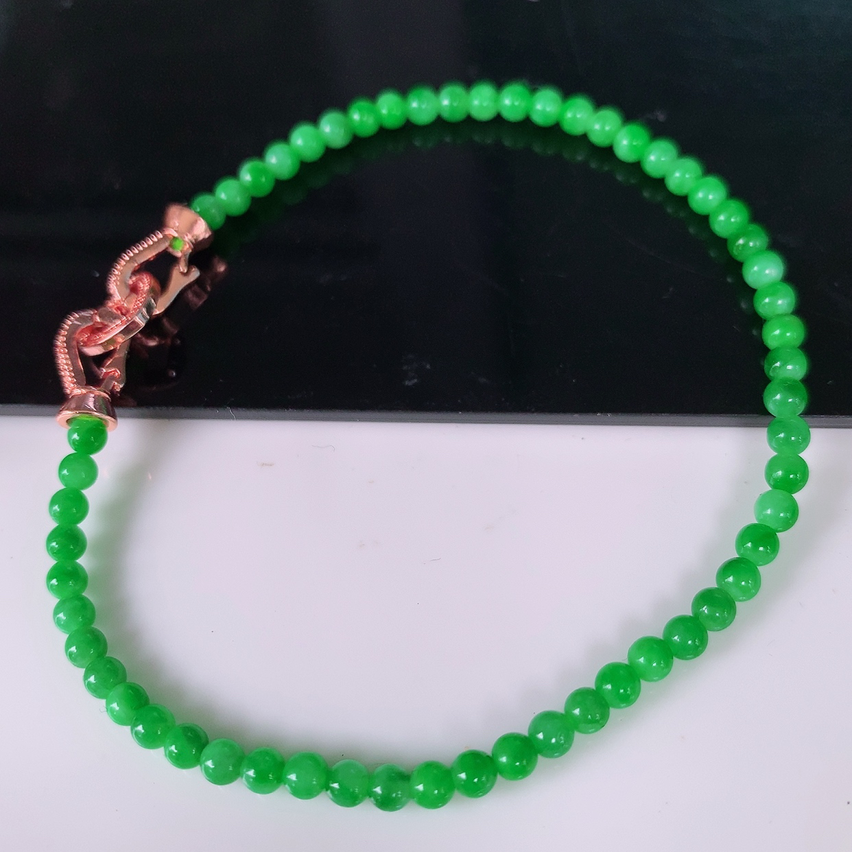 自然光实拍，冰润满绿翡翠手链， 辣绿翡翠手串，种老水足，冰清玉润  颜色漂亮  #00取一尺寸3.mm