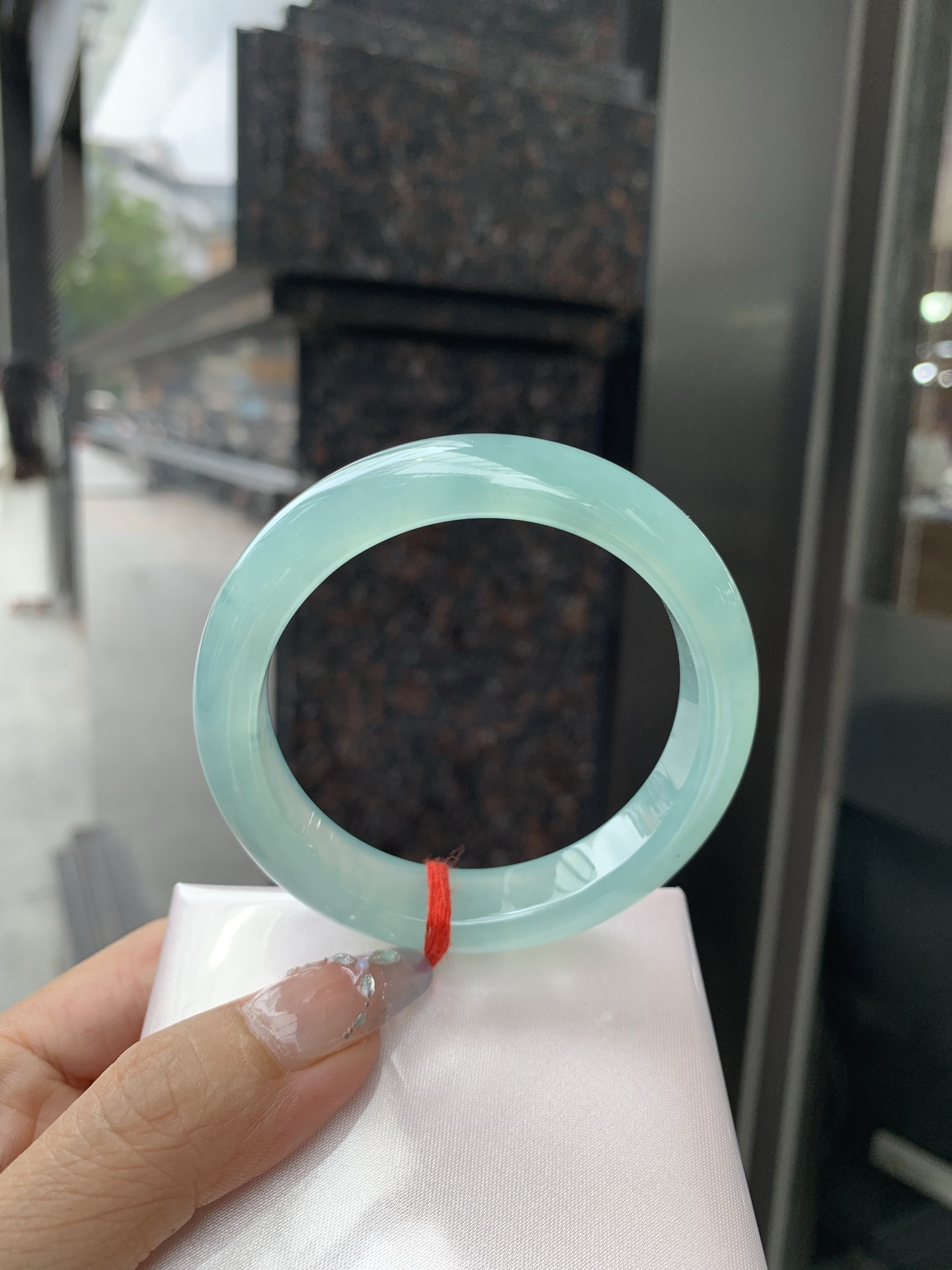 冰晴正圈，54.2/8.2/12，0427-N555，打灯棉线，底妆冰透水润，满圈淡雅晴绿，像初春嫩芽落入清泉，均匀柔和，抬眼就是一片宁静感