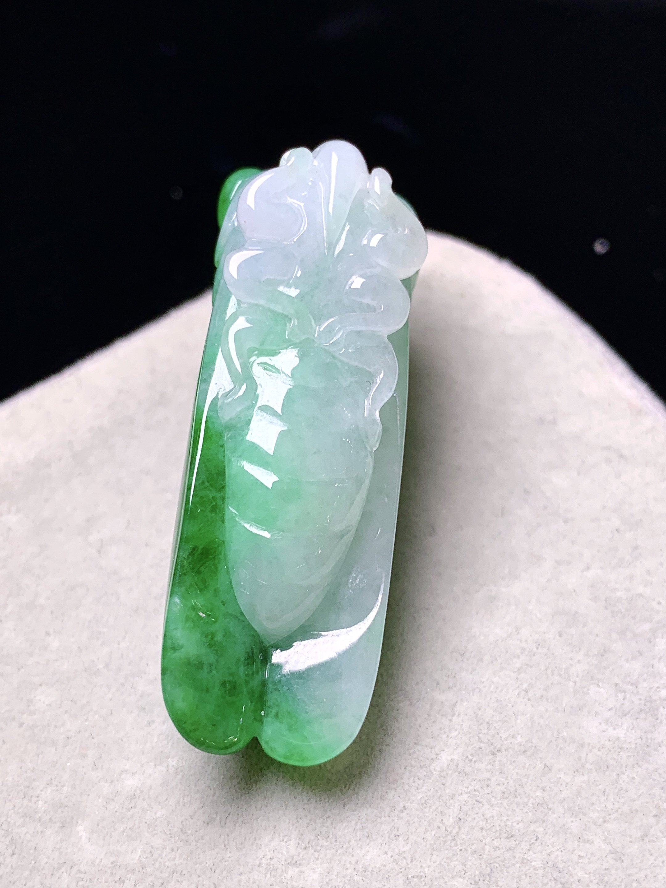 金蝉吊坠 玉质细腻 色泽艳丽清新 水润亮眼 整体尺寸43.5*17.2*17.3w1