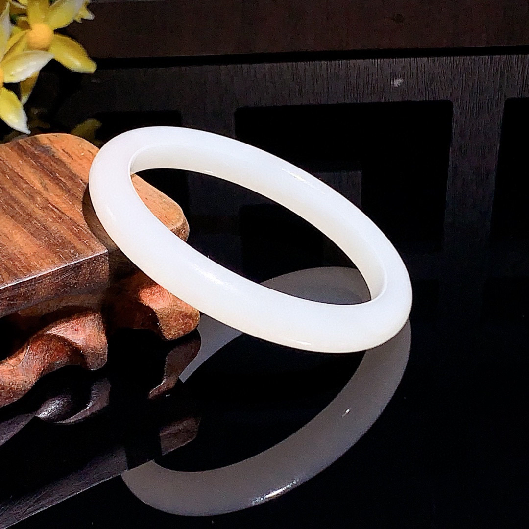 和田玉51.5圈口羊脂白手镯！玉质细腻油润 底色纯净 无裂无杂 脂粉好，品质高。