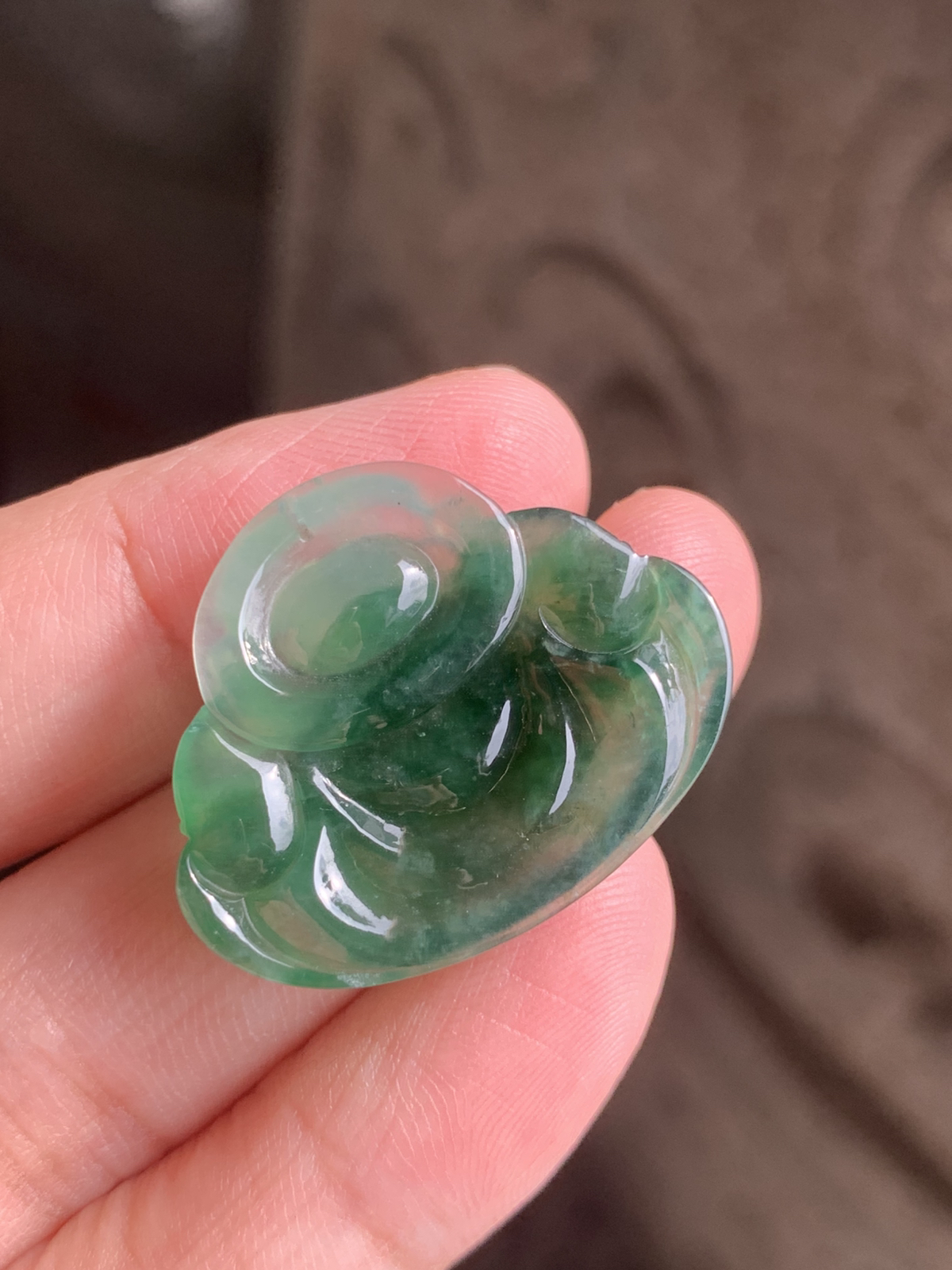 【冰油满绿佛公】吊坠，裸石尺寸24.5*30*5.2整体是冰种油绿的质地，水头足到透着柔光，玉质细腻莹润，绿调像被揉进了水光里，不艳不燥，是越看越有味道的油润质感。佛公的开脸是点睛之笔：眉眼弯弯，笑意盈盈，肚子圆润饱满，线条柔和讨喜，把“笑口常开、肚大能容”的福气都刻在了玉里。 背面右下角微表皮纹微扣