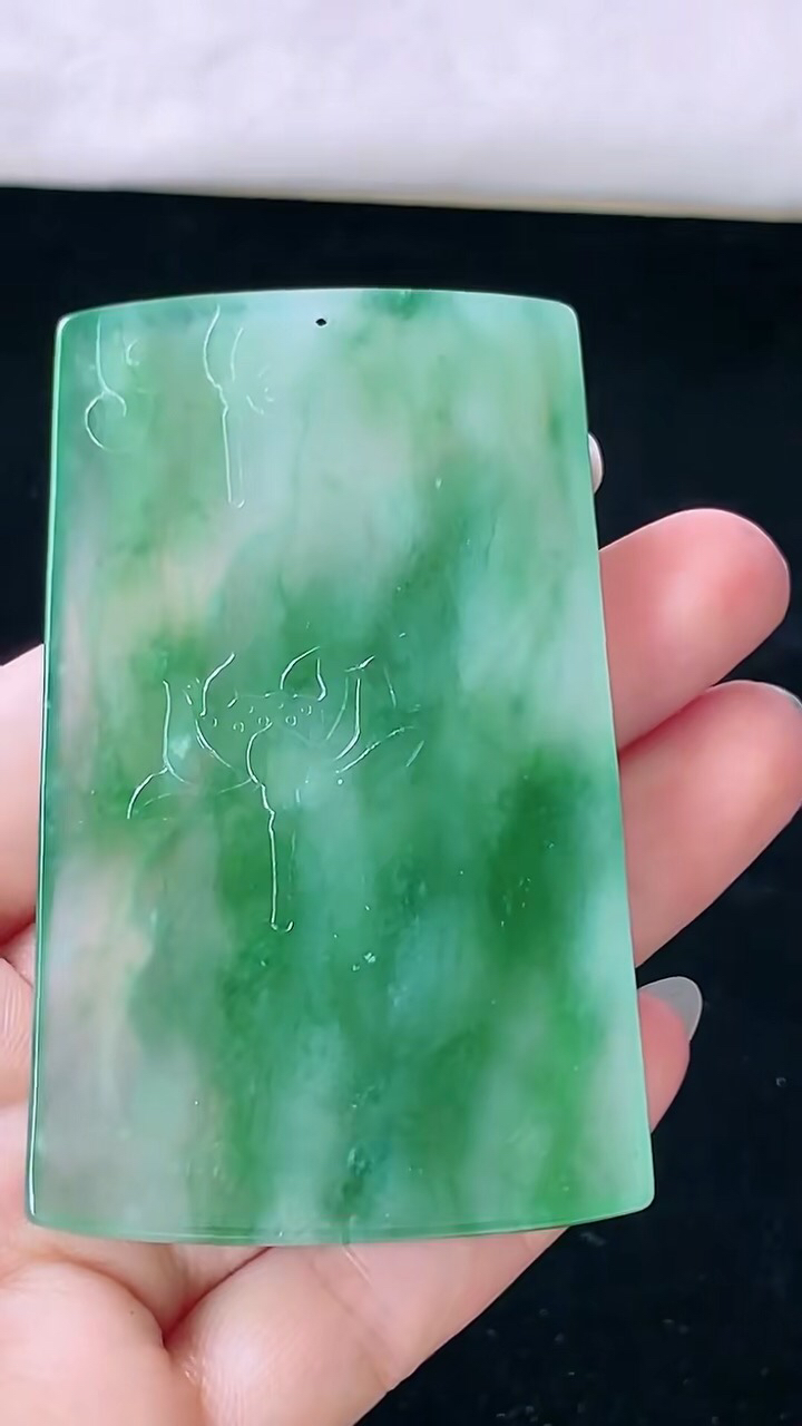 【翡翠名称】老坑种冰飘花观音牌吊坠挂件
【翡翠尺寸】71.8/45.5/5mm
【翡翠描述】宝贝种老水足，玉质细腻，色泽靓丽，性价比高，佩戴效果好！
【其它赠送】权威证书/精美挂绳盒子/支持全国复检