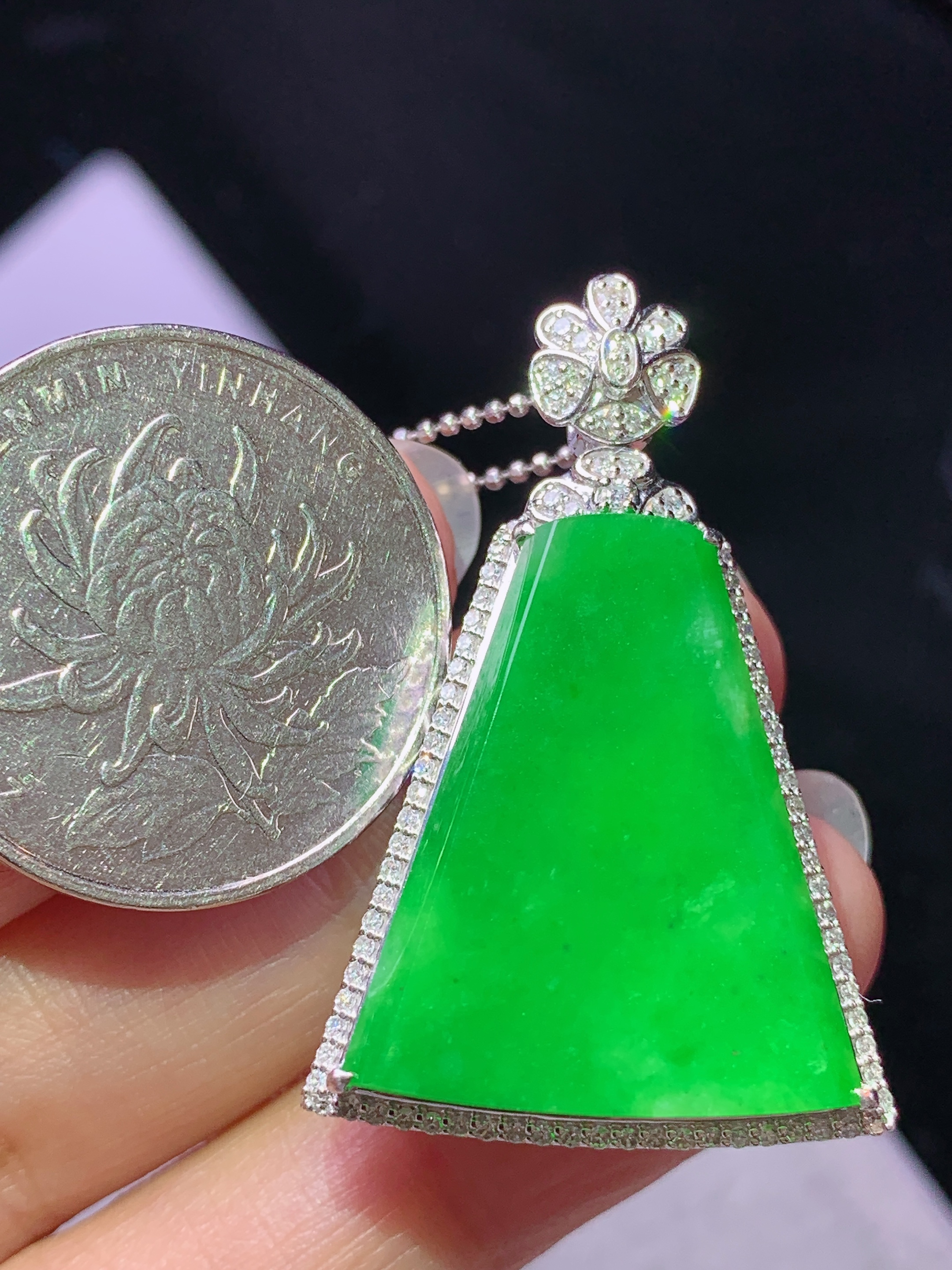 8k金钻镶嵌阳绿无事牌吊坠 玉质细腻 色泽艳丽清新 水润亮眼 整体尺寸38*24.5*9.6j2