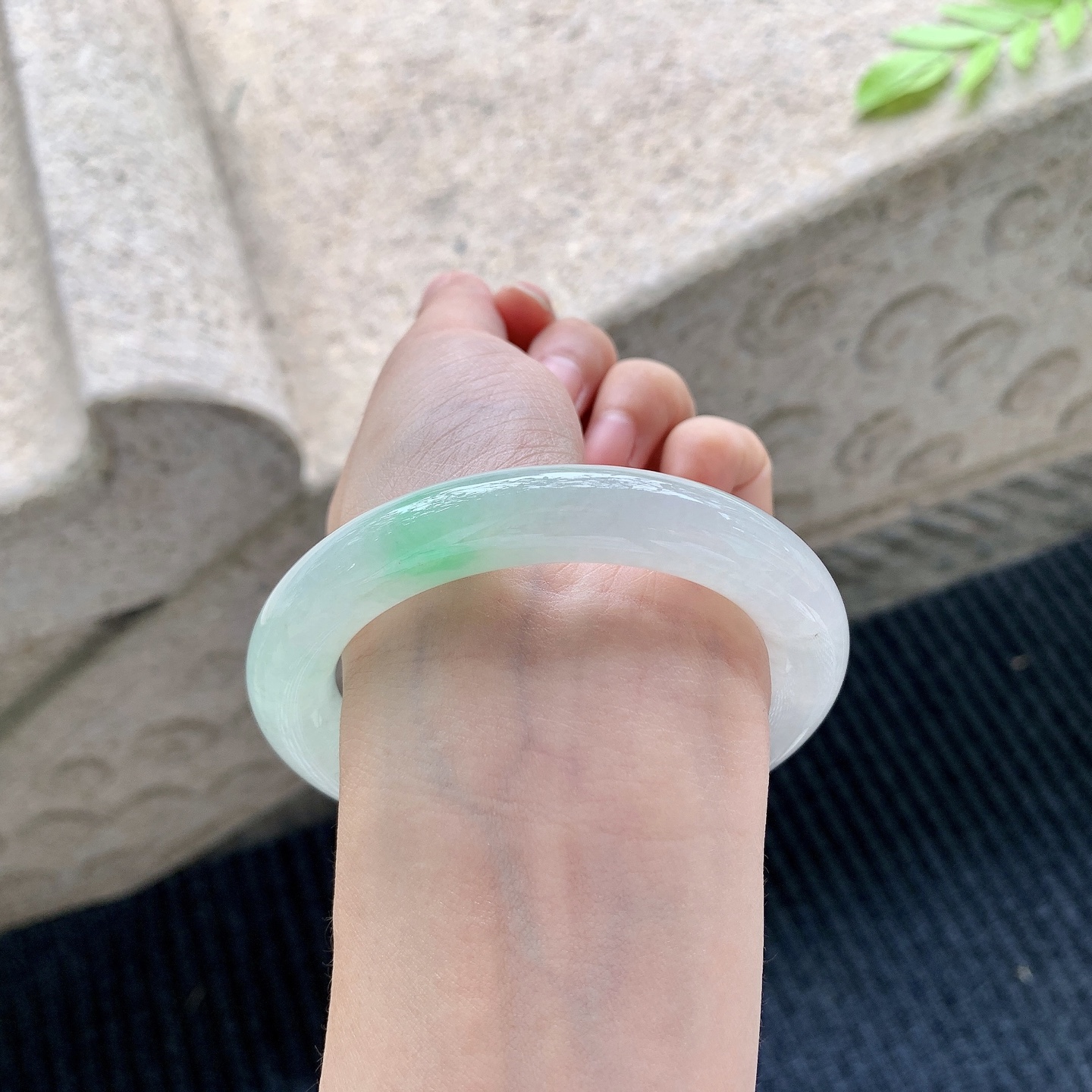 圆条55 56 【圈口】56.9/11.1/10.9 【编码】BA051361 【描述】糯冰飘绿，水润，种老，细腻，有棉纹