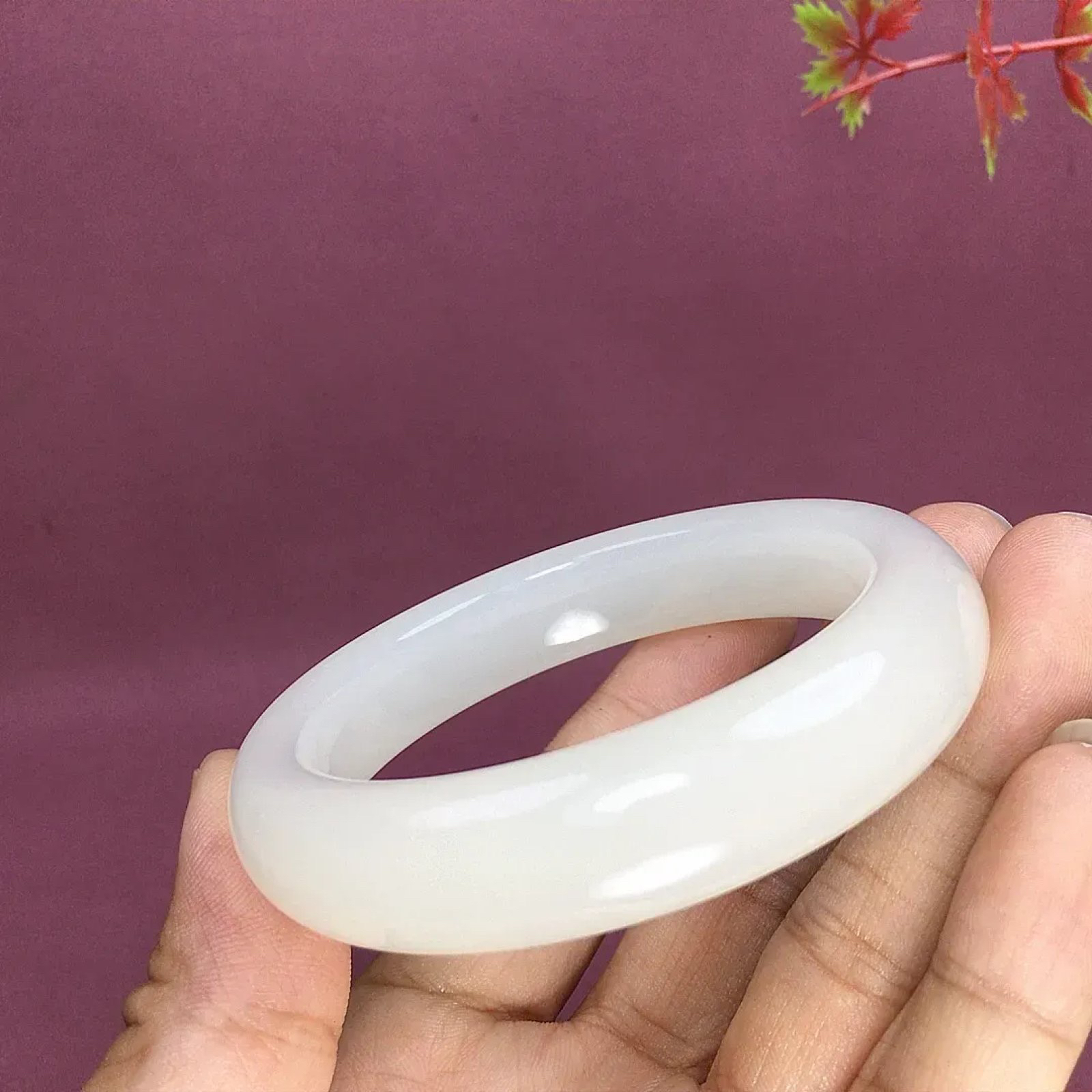 56圈口和田玉羊脂白宽版手镯，镯型古朴典雅。在诗情画意的雨巷相遇，你是我腕间的一抹风情，有你眸有深情.清风荡漾湖间静水，我愿俯身低眉，在烟波涟漪处寻