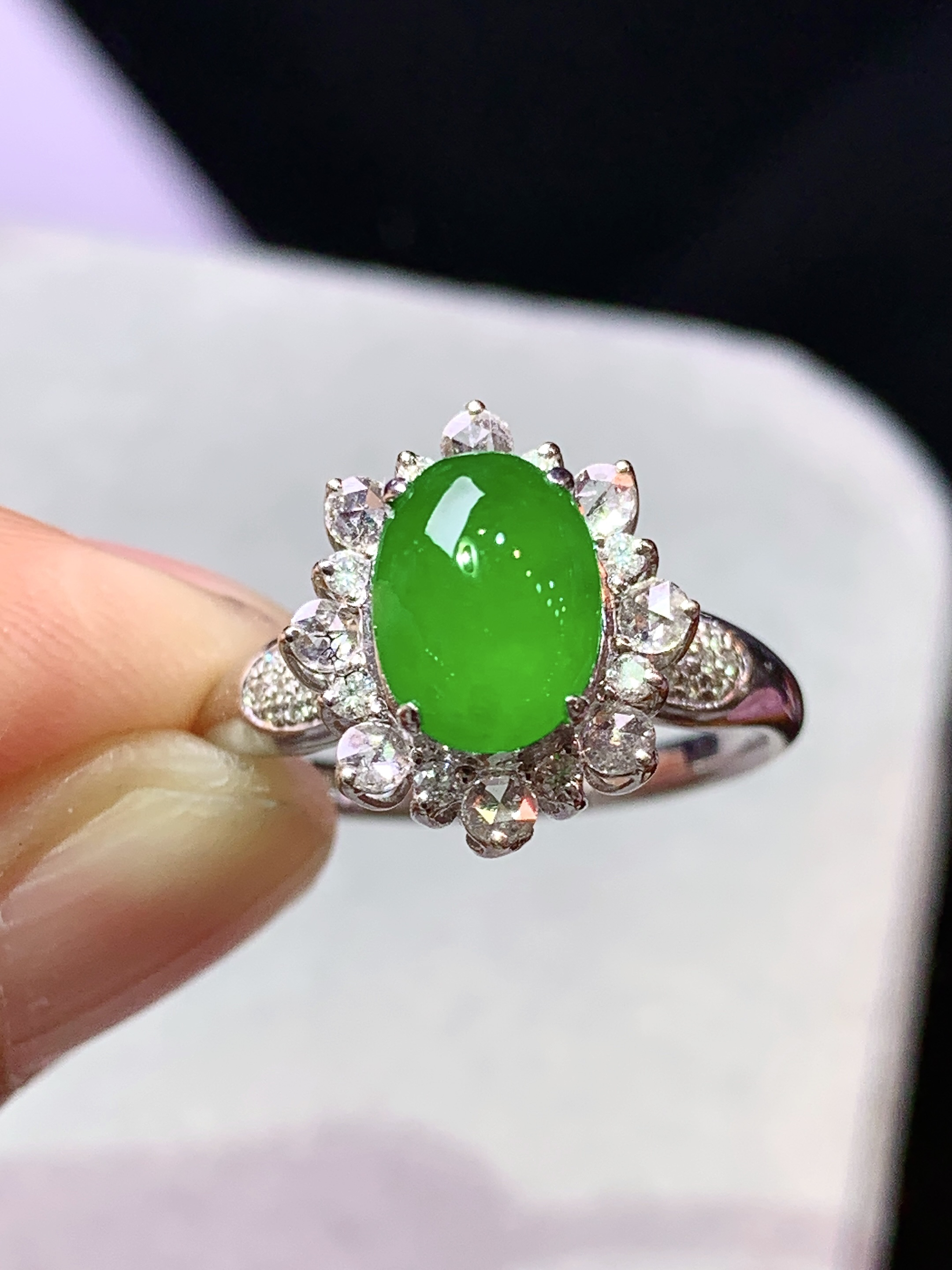 8k金钻镶嵌冰种满绿蛋面戒指 玉质细腻 色泽艳丽清新 水润亮眼 圈口14 整体尺寸13.3*12*10h2