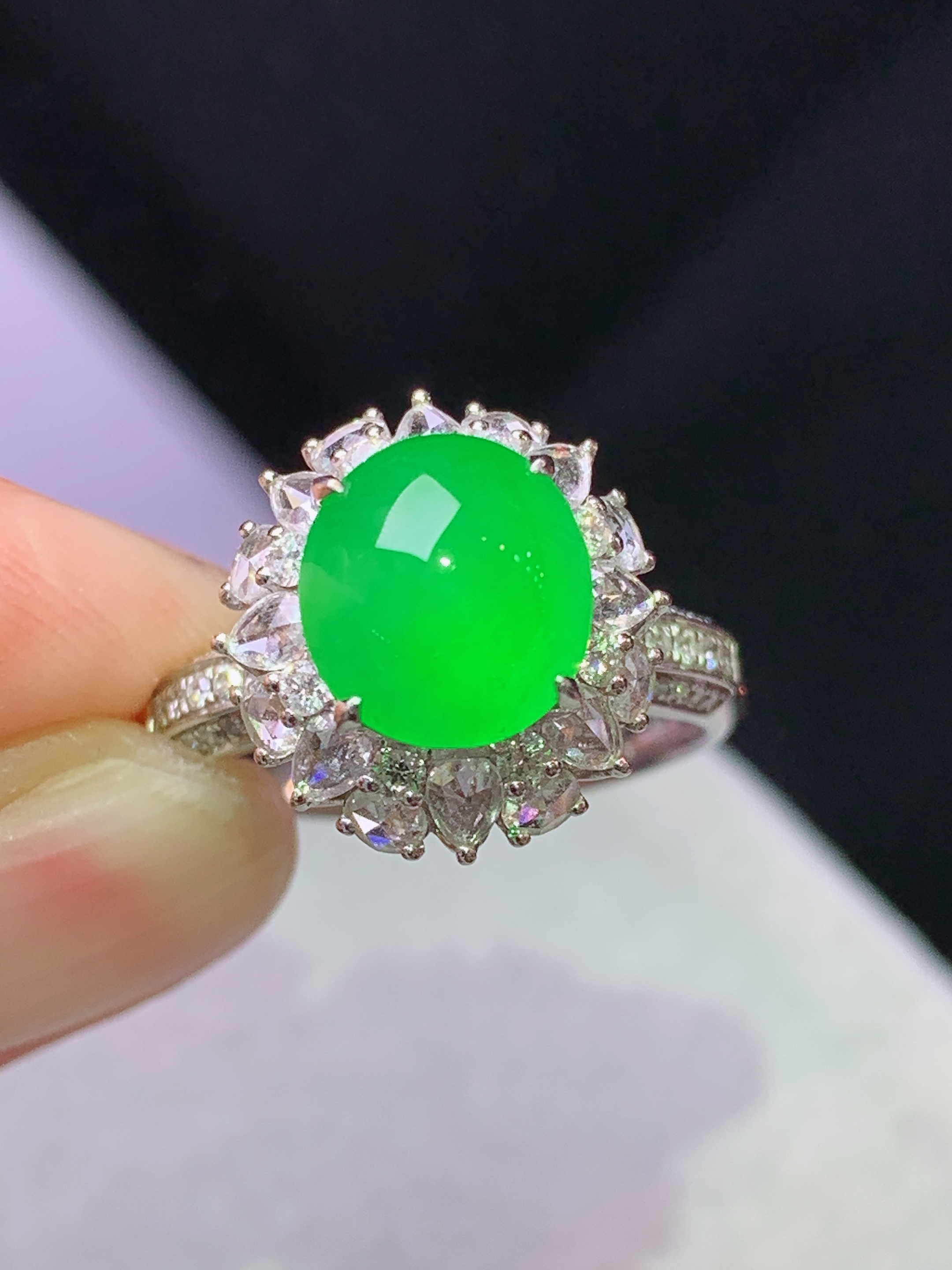 8k金钻镶嵌冰阳绿蛋面戒指 玉质细腻 色泽艳丽清新 水润亮眼 圈口14 整体尺寸14.2*13.5*