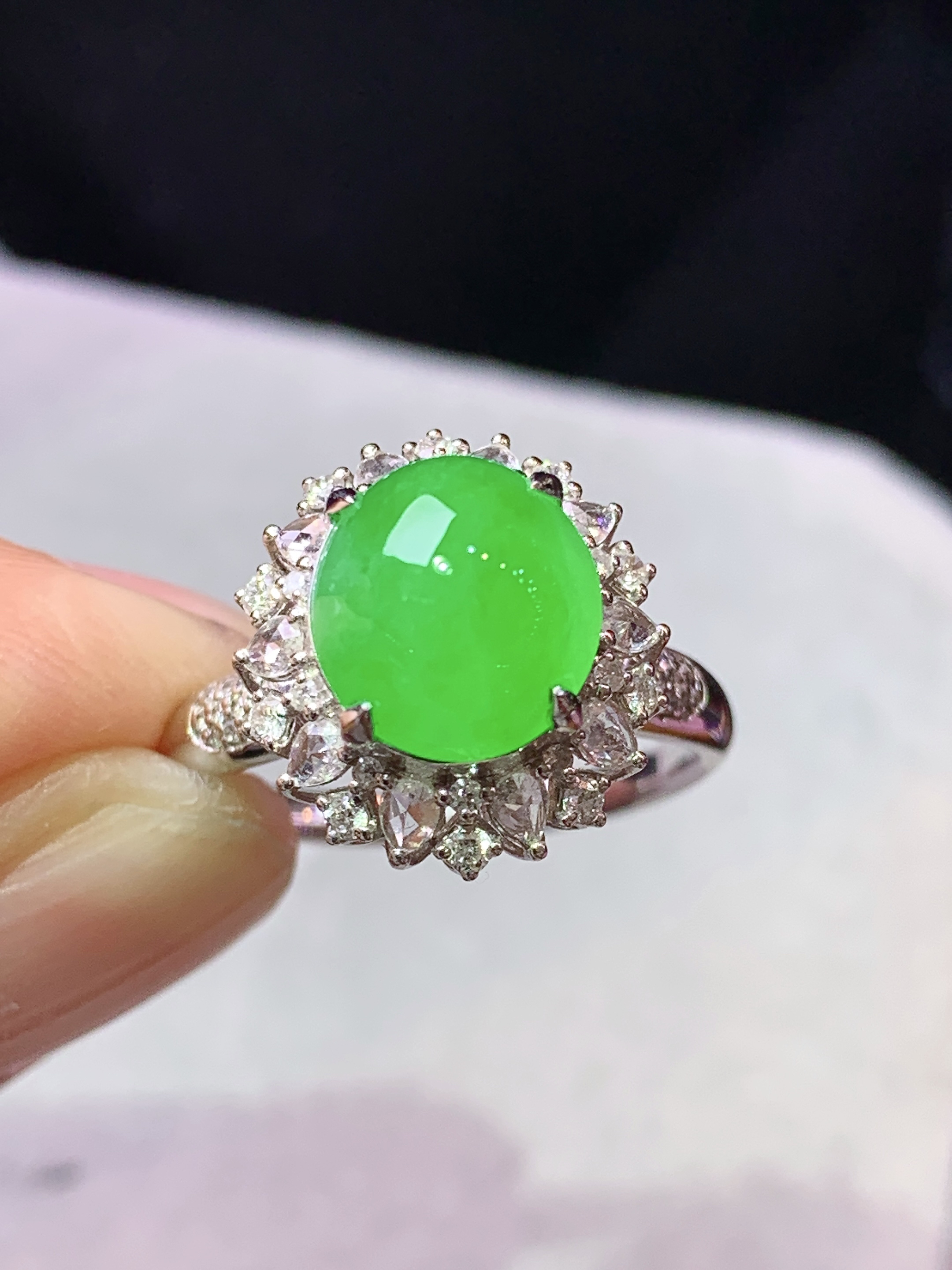 8k金钻镶嵌冰阳绿蛋面戒指 玉质细腻 色泽艳丽清新 水润亮眼 圈口14 整体尺寸14.5*13.3*