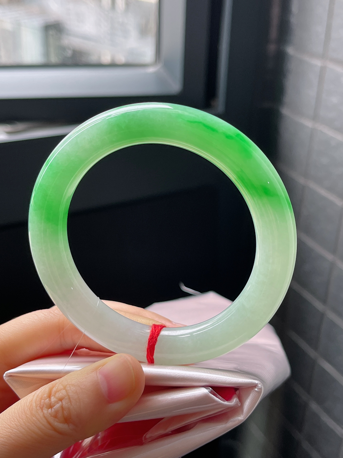 圆镯55圈口，翡翠冰糯种飘绿手镯