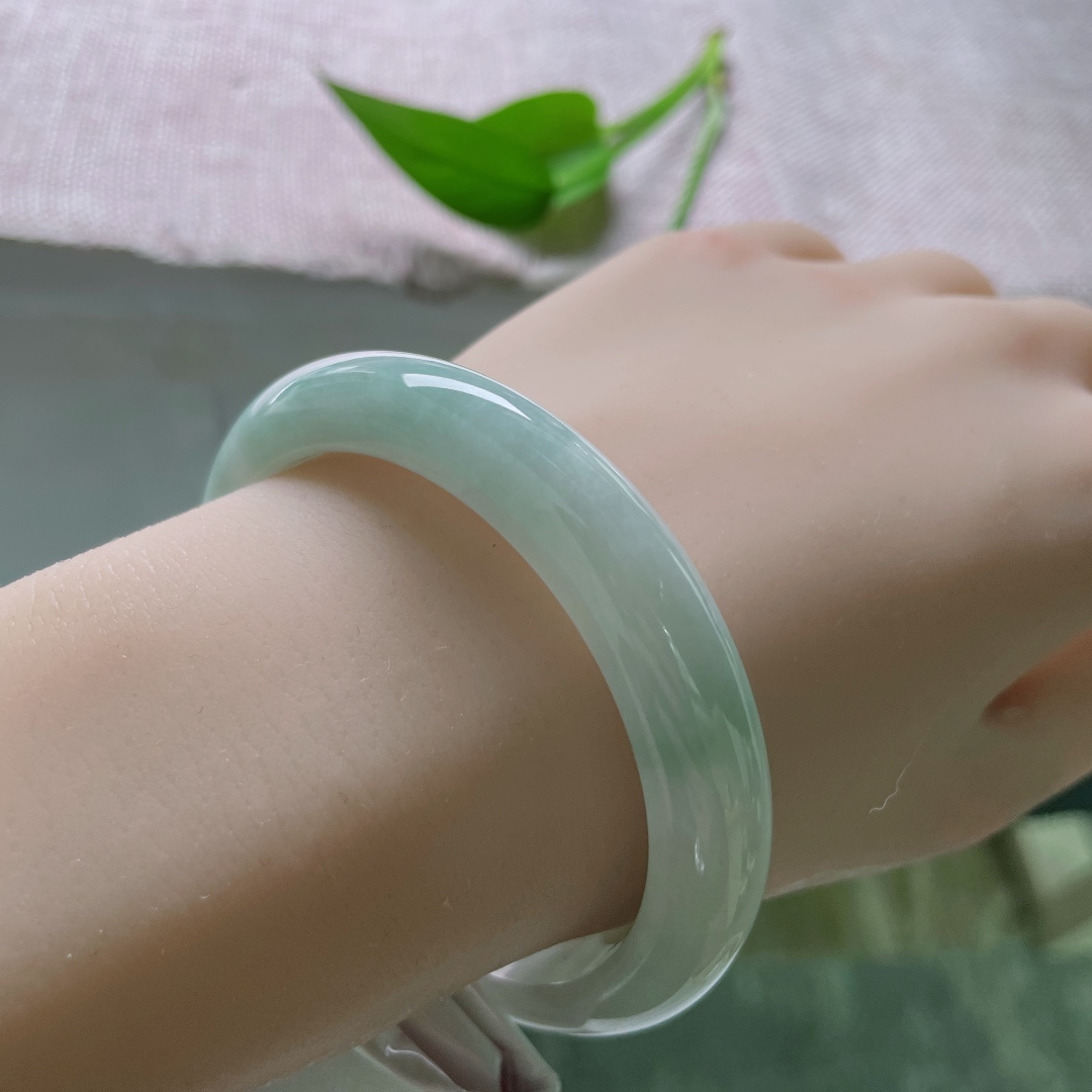 56.3/10.8/7.7，浅绿底正圈，水润细腻，浅笑轻颦，婉约动人，皮纹，ss49682a