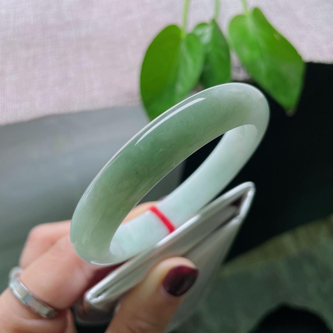 56.1/11.6/7.9，油绿底正圈，青白配色，撞色撩人，水润，细腻，无裂，ss49194a