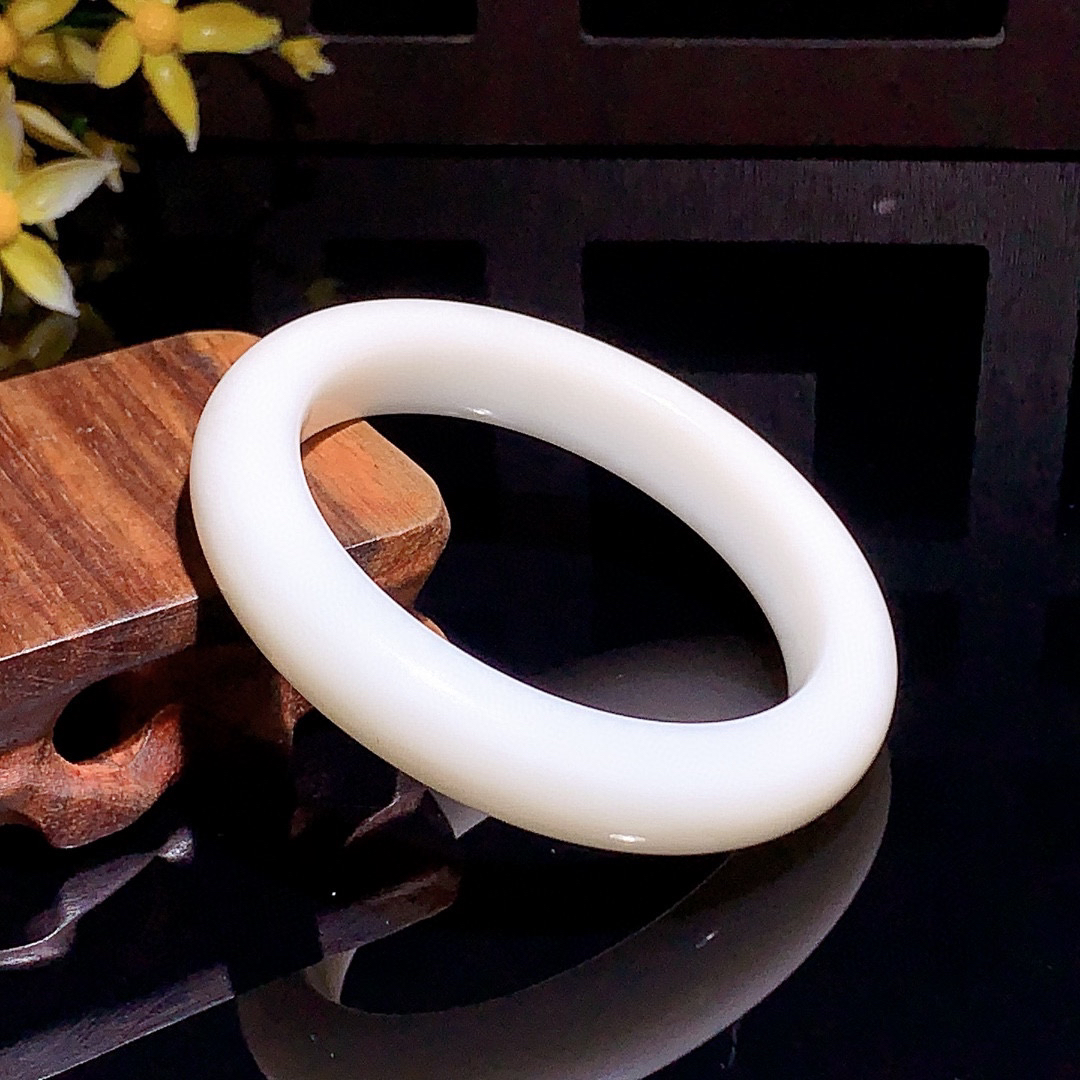 和田玉54.5圈白玉手镯！玉质细腻油润 底色纯净 无裂无杂 脂粉好，品质高。