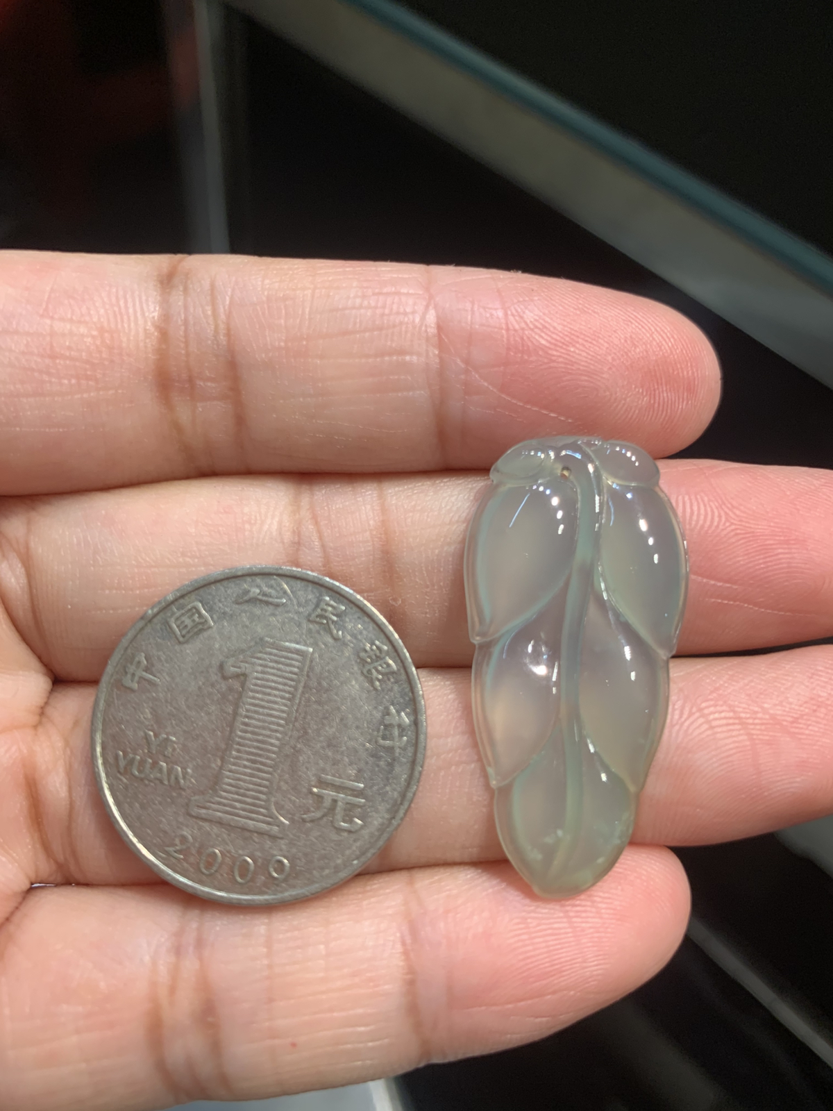 高冰晴底叶子尺寸34.5*17*3.5 整体是高冰晴水的底子，冰透莹润，像一块凝住的晨露，水头足到光线下都透着起光感，玉质细腻得几乎看不到棉感，晴水的淡绿调温柔得像春日的湖面，自带朦胧的清透感。叶子的雕工利落流畅，叶脉清晰分明，把“金枝玉叶、事业有成”的吉祥寓意藏在了细节里，没有多余的修饰，只靠冰透的玉质和流畅的线条，把清冷雅致的气质拉满
