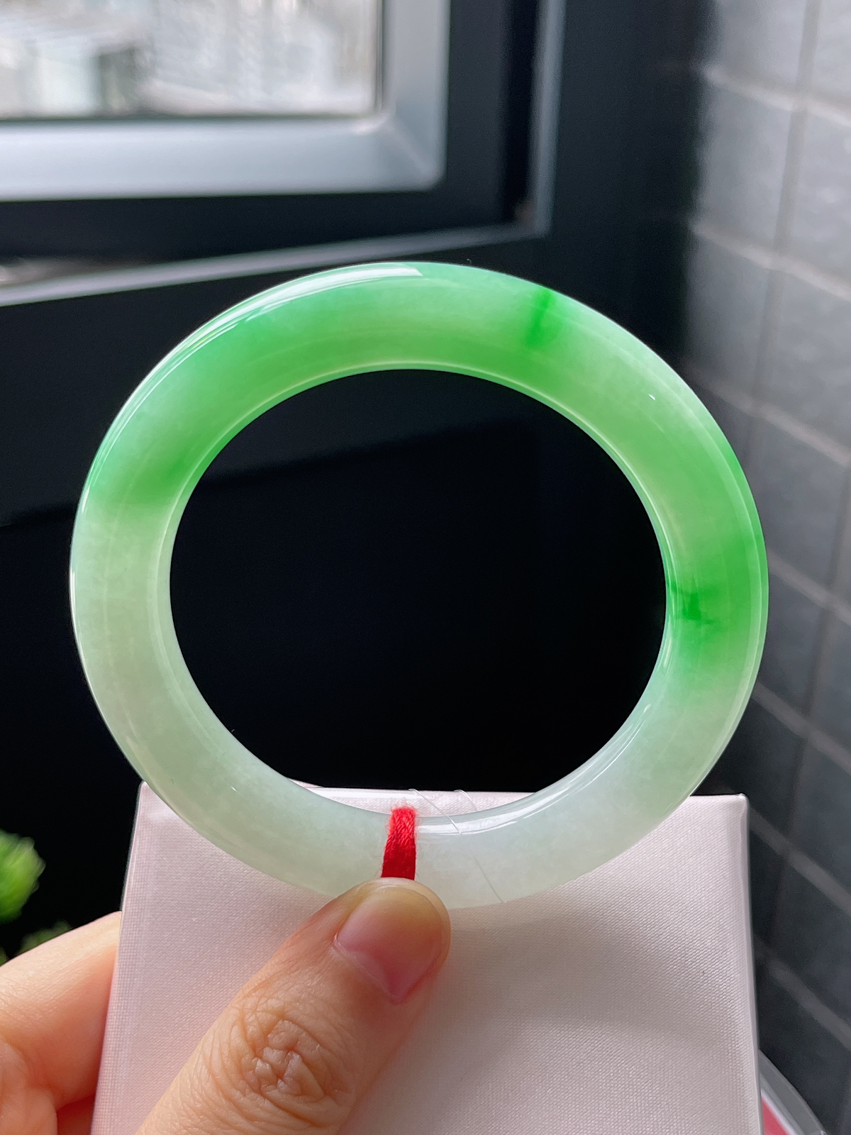 圆镯55圈口，翡翠冰糯种飘绿手镯