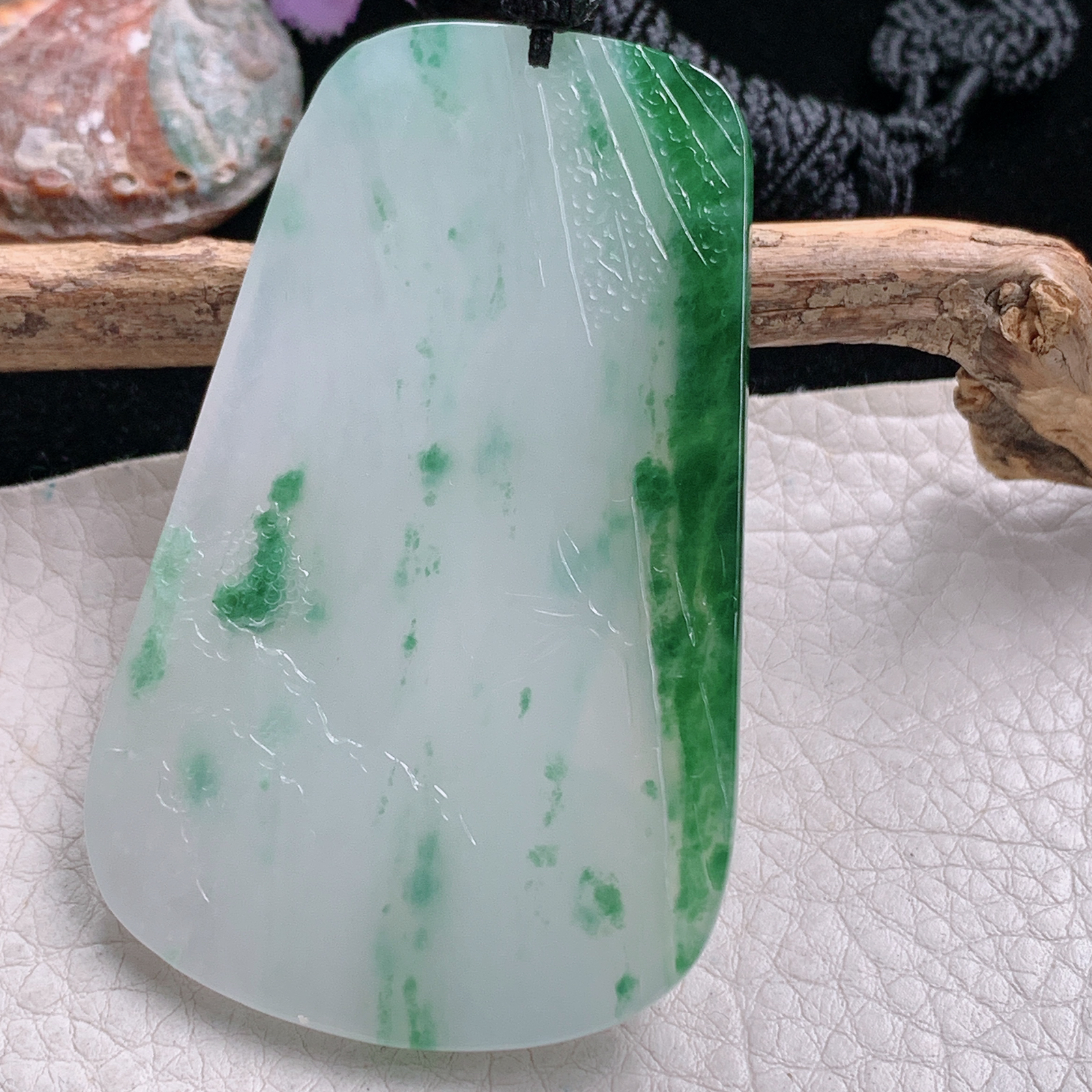 yl实拍68*43*6.3缅甸翡翠冰润飘绿山水观音 自在观音玉吊坠 玉挂件