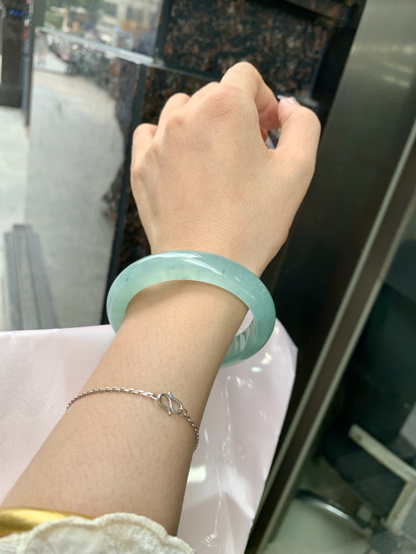 冰晴正圈，54.2/8.2/12，0427-N555，打灯棉线，底妆冰透水润，满圈淡雅晴绿，像初春嫩芽落入清泉，均匀柔和，抬眼就是一片宁静感