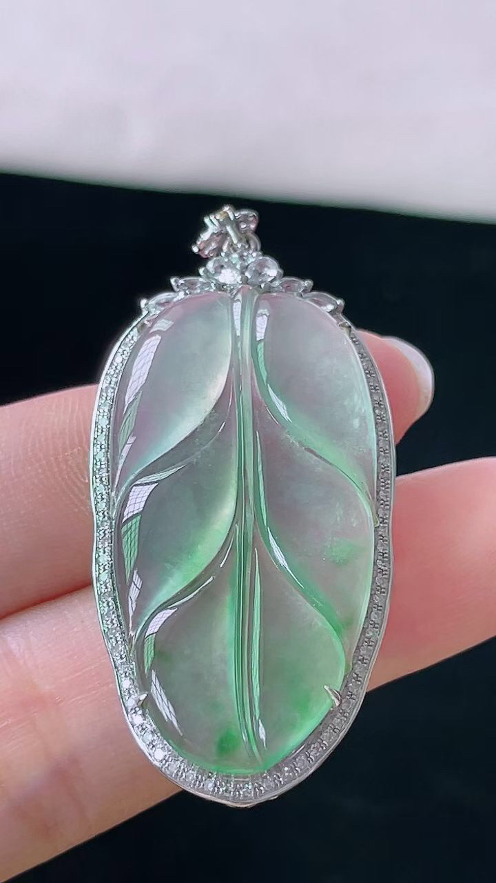 【翡翠名称】18K金镶钻高冰飘花叶子吊坠
【翡翠尺寸】含金47.3/21.5/7.8mm
【翡翠描述】宝贝种老水足，玉质细腻，色泽靓丽，性价比高，佩戴效果好！
【其它赠送】权威证书/精美挂绳盒子/支持全国复检