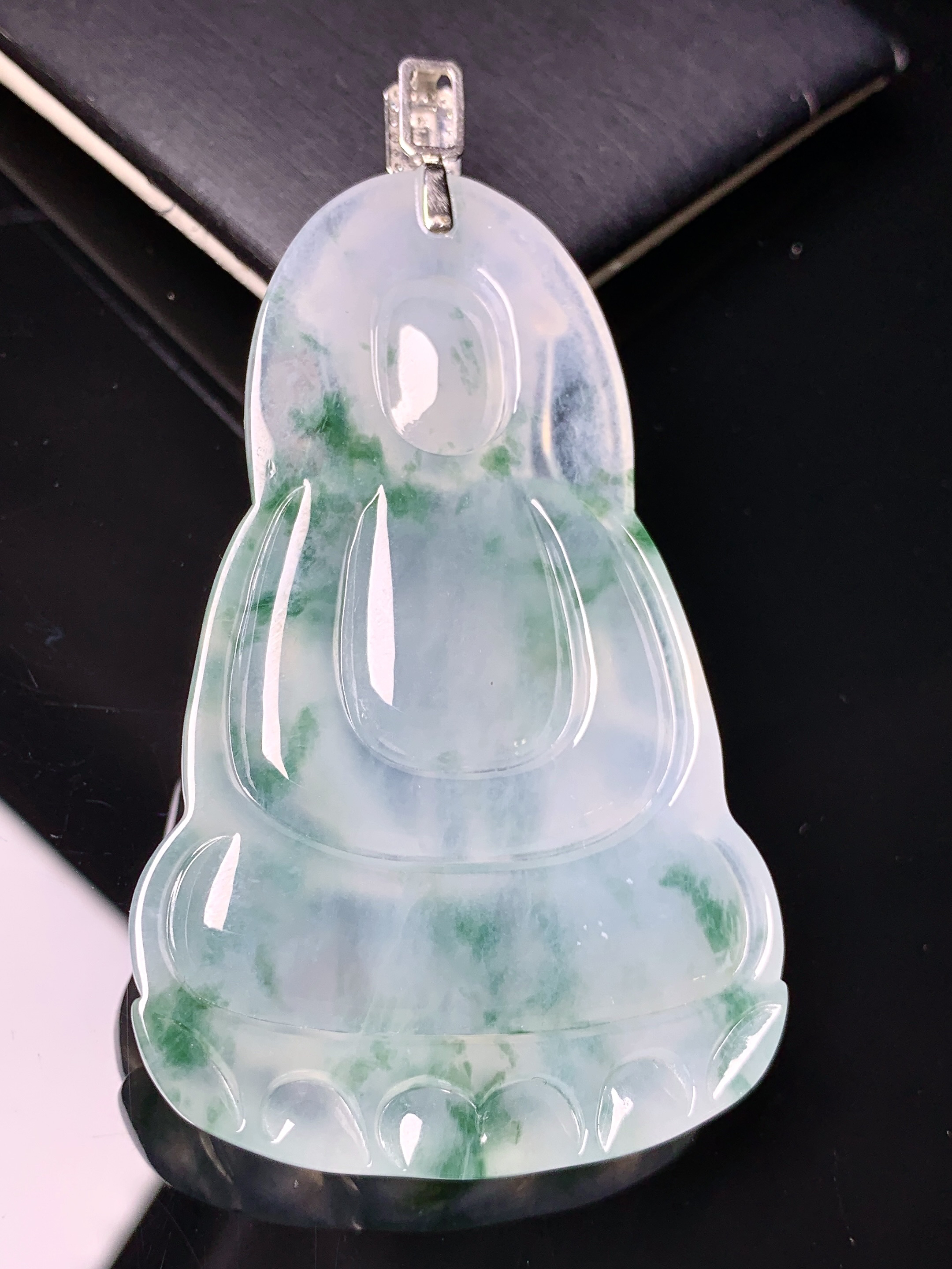 18k金钻镶嵌冰种飘绿观音菩萨吊坠 玉质细腻 色泽艳丽清新 水润亮眼 整体尺寸76.5*43.7*12L1